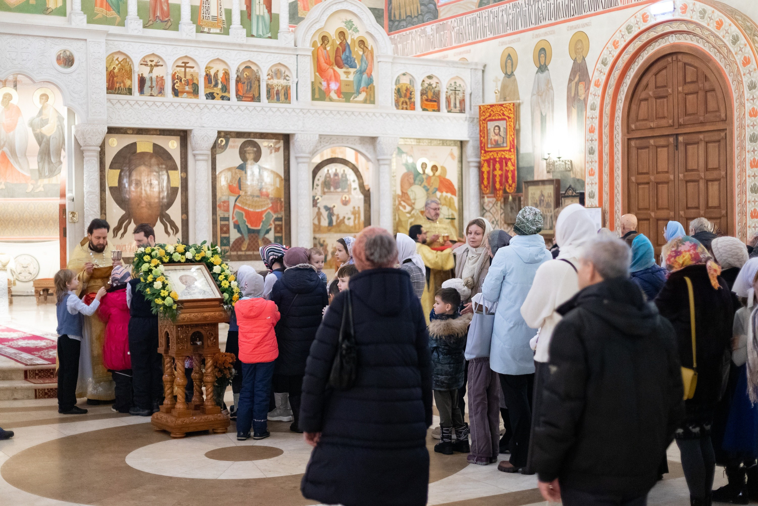 Праздничное богослужение Святителю Николаю 19 декабря. Интерьерный фотограф в Москве Роман Потапов