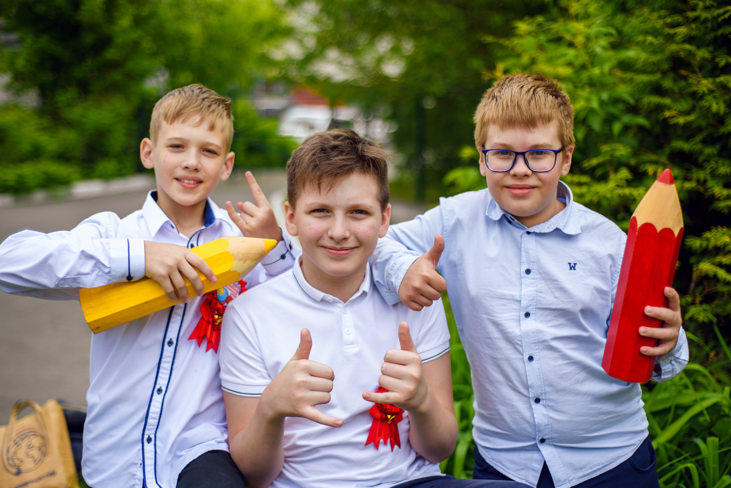 Фотосъемка в школьном саду. Фотограф. Выпускные альбомы в Барнауле
