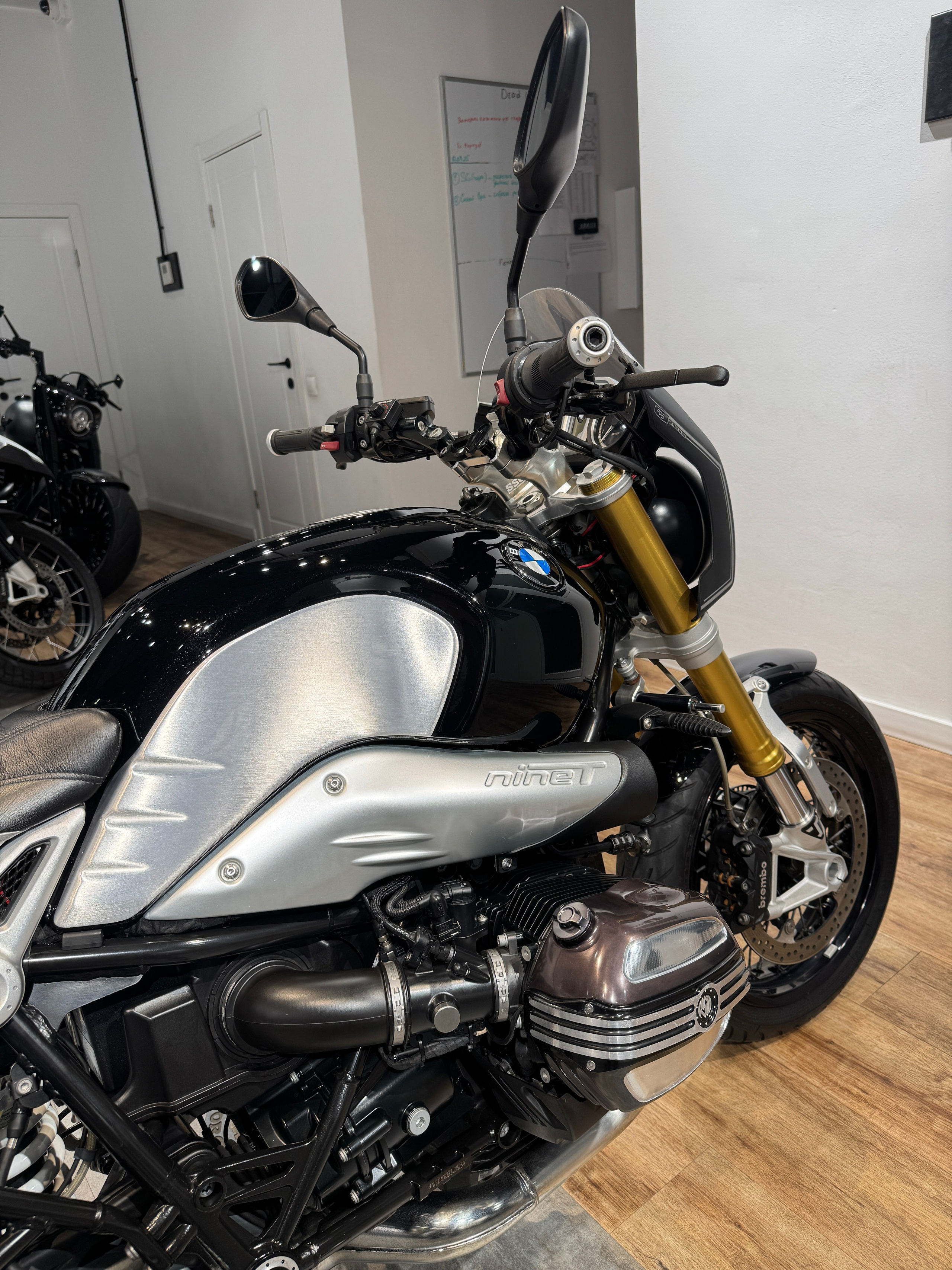 BMW R Nine T (Corbin Cafe Racer). Hello Davidson, Москва. Только хорошие мотоциклы…