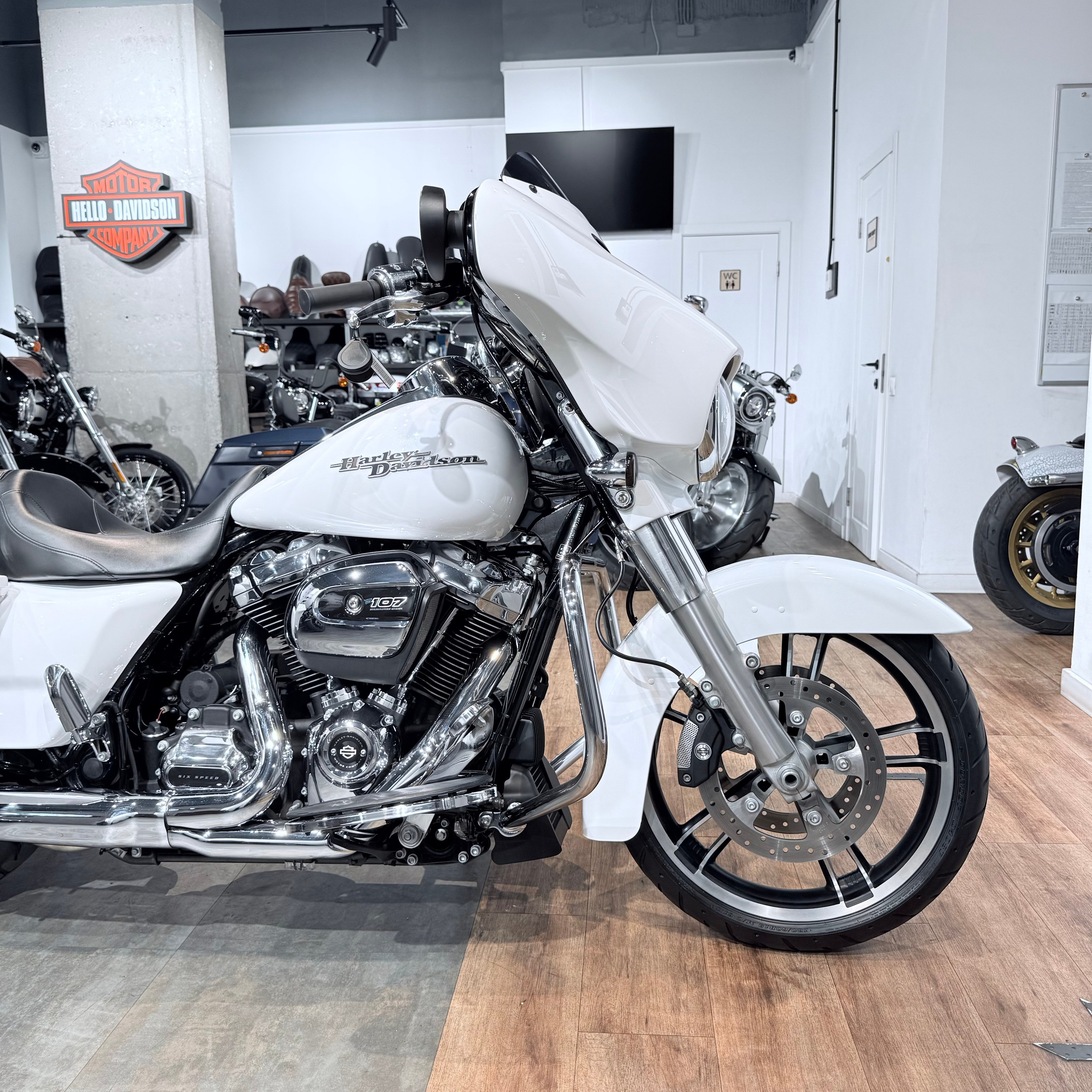 Мотоциклы Harley-Davidson 2017 Street Glide 107 АВS ICE (Touring) — купить мотоцикл. Hello Davidson, Москва. Только хорошие мотоциклы…