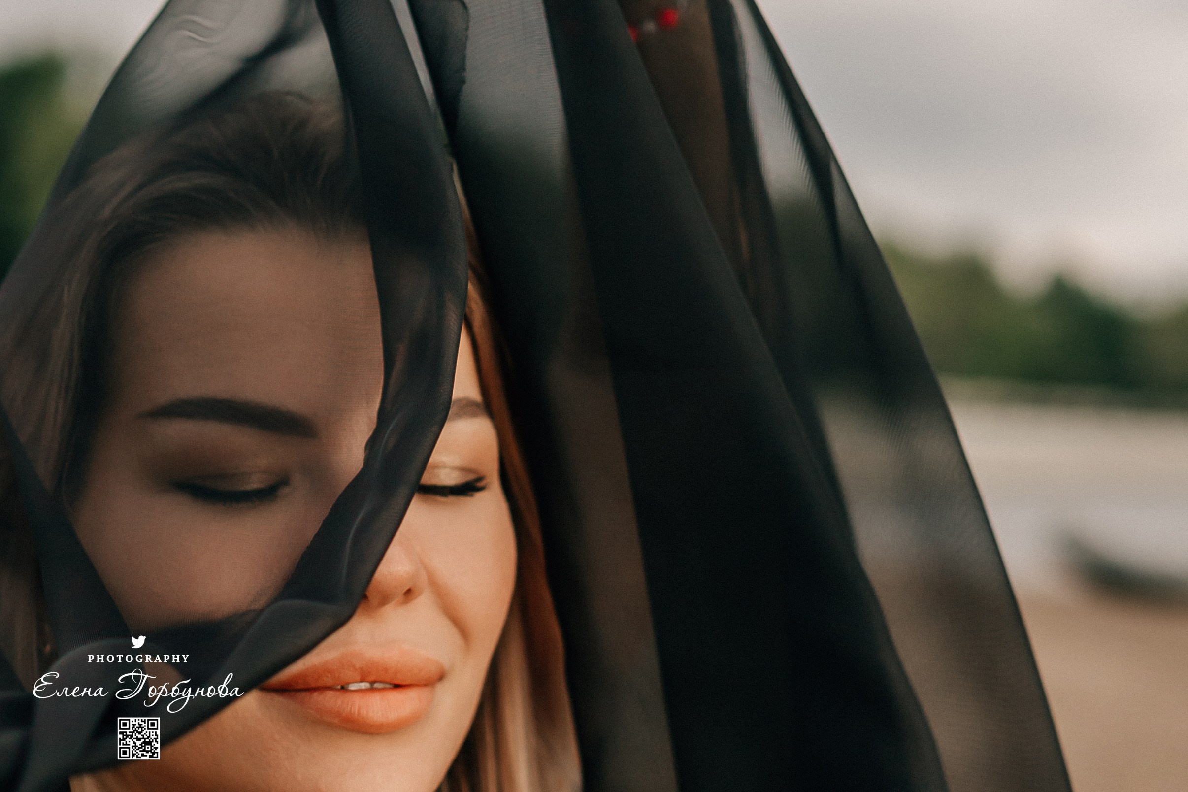 Черная серия с тканью. Набережная. Александра и Таисия. Июль 2025 г. Фотограф Пермь. Свадьбы. Семья и дети, школа, д. сад. Фотокниги