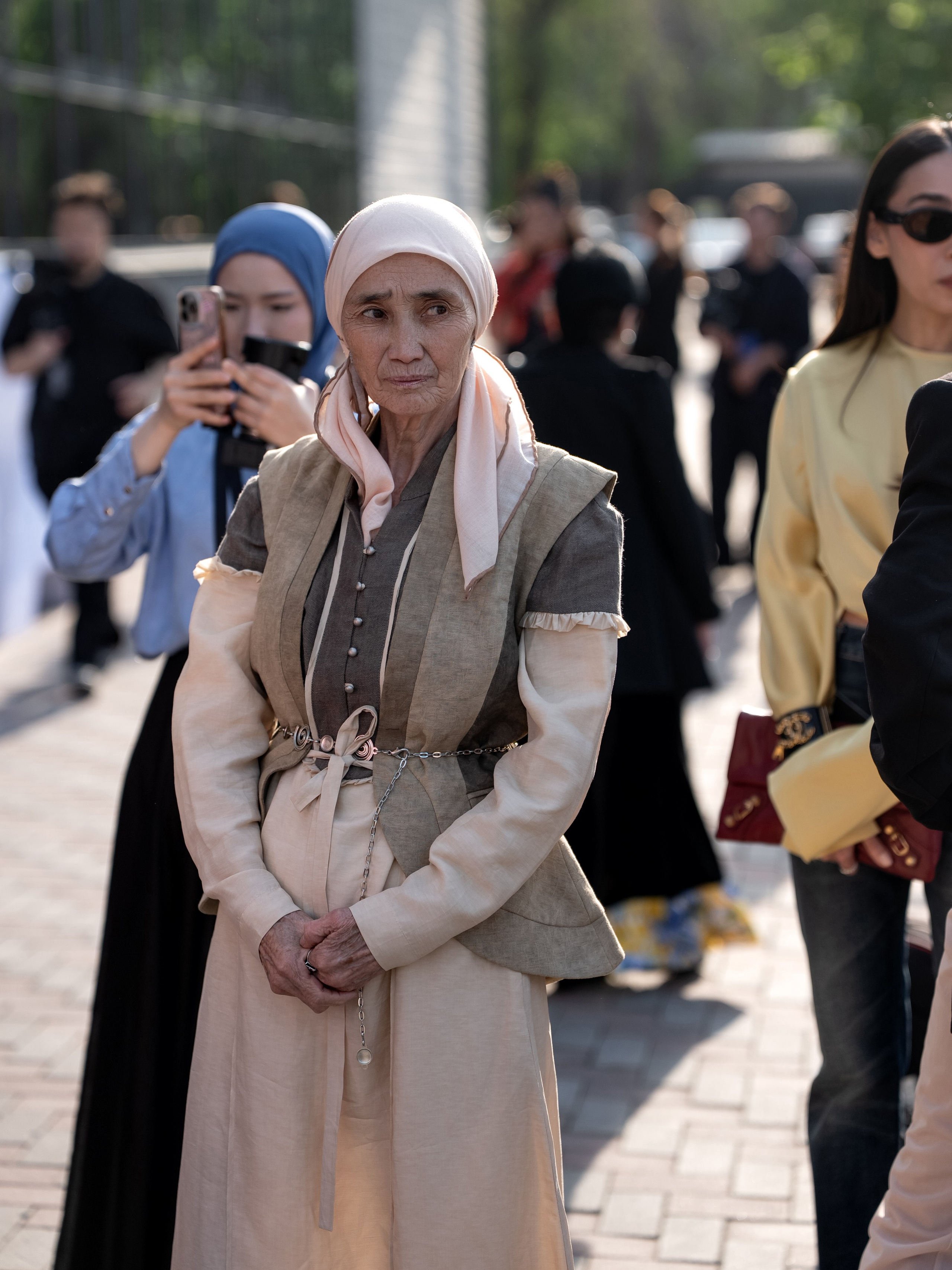 Visa Fashion Week Almaty Pre-Fall 2026 April StreetStyle Day 1. Сайт Алматинского НЮ АРТ, будуар и фэшн фотографа Дениса Карпенко