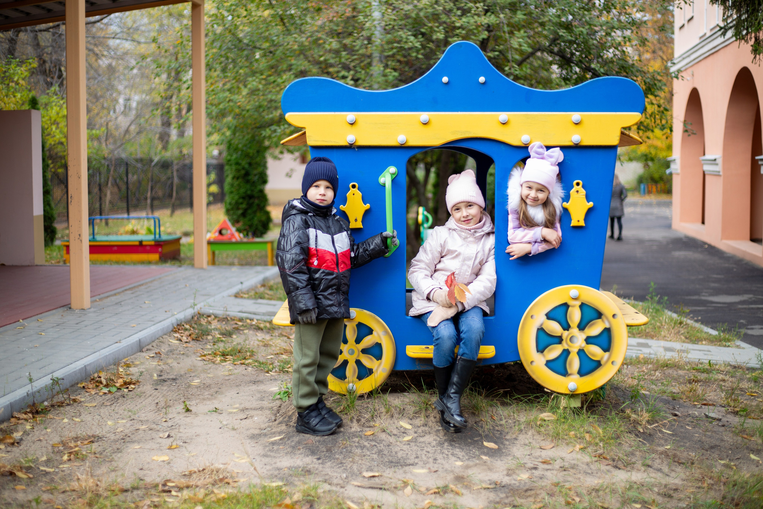 Детский сад на прогулке. Выпускные альбомы Воронеж " СОКОЛ фото»