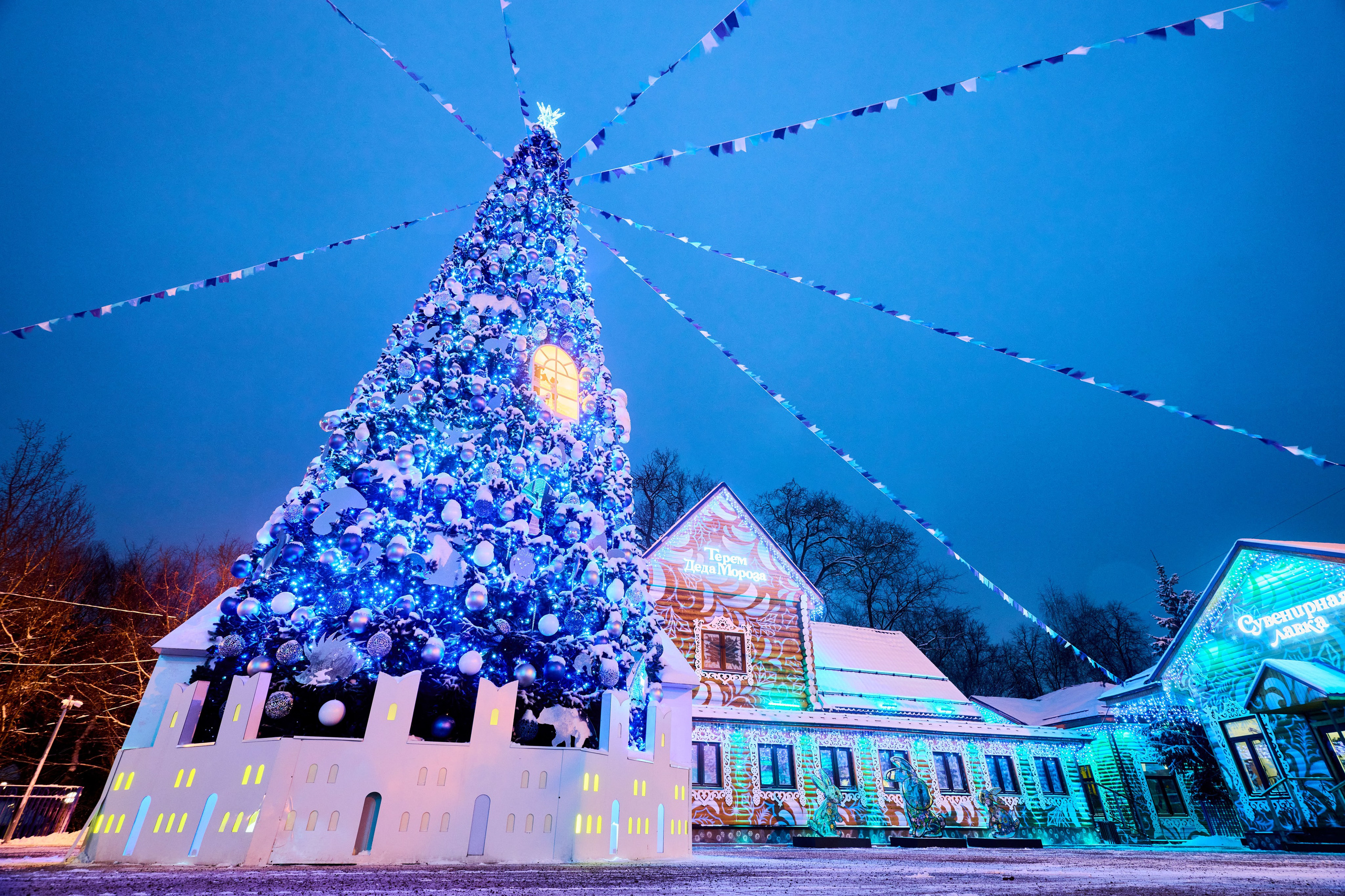 Терема Усадьбы Деда Мороза вечером. Никита Хохловский фото и видео продакшн