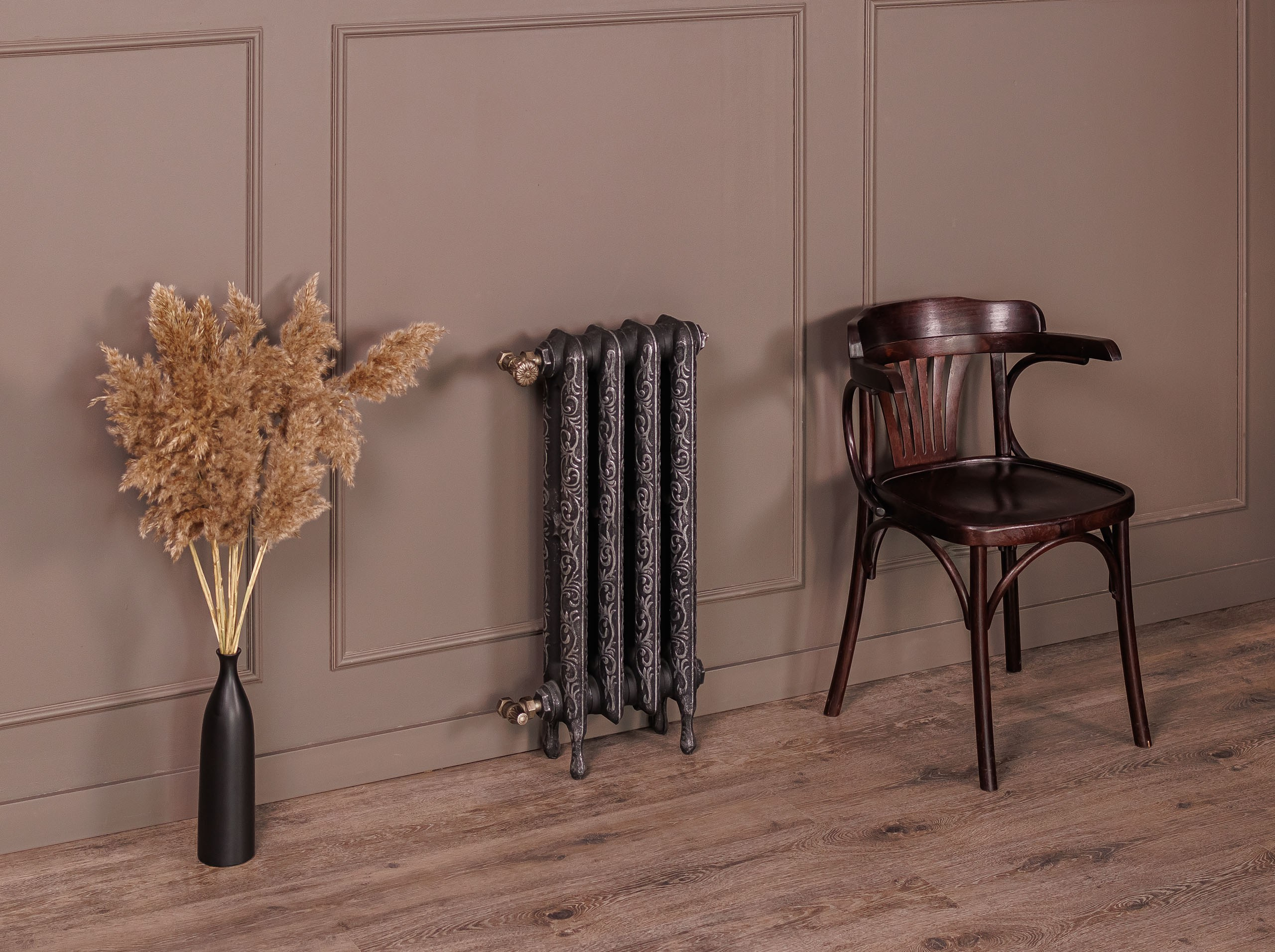 Предметные фотографии дизайнерских радиаторов отопления в стиле ретро