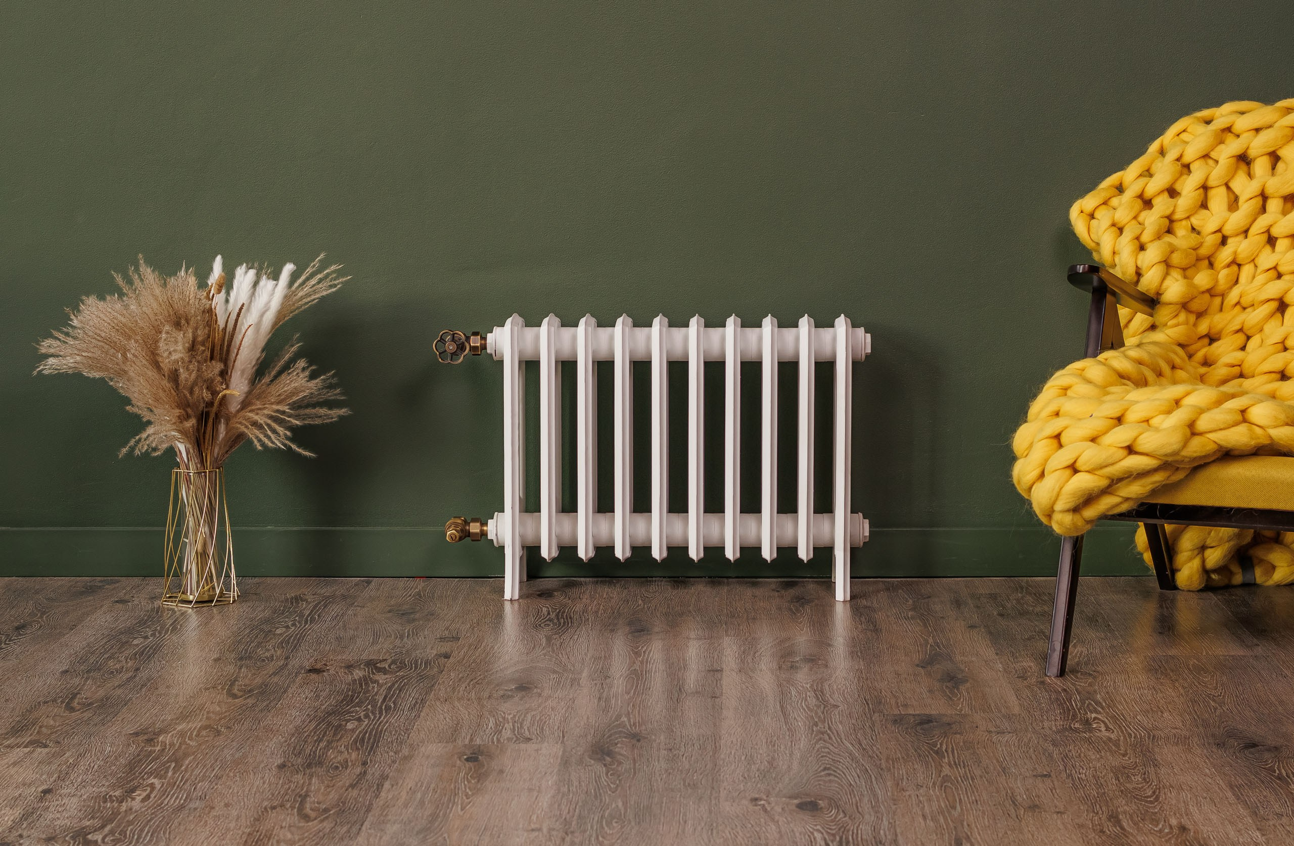 Предметные фотографии дизайнерских радиаторов отопления в стиле ретро