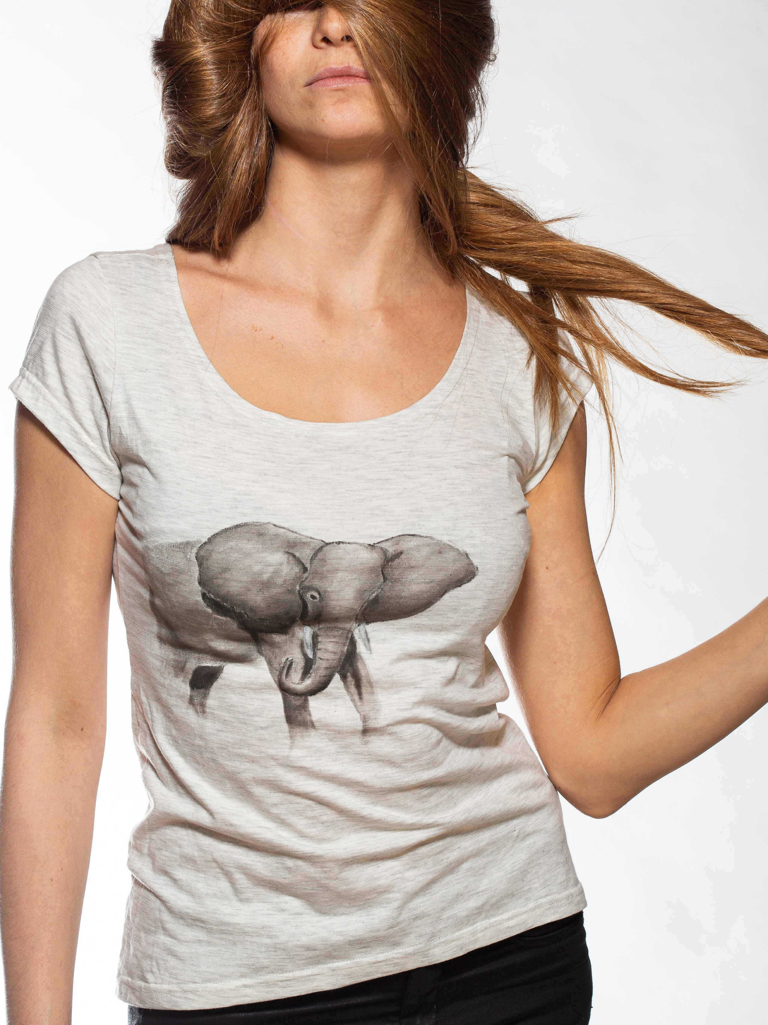 Девушка в белой футболке от Anna Platie с принтом слона