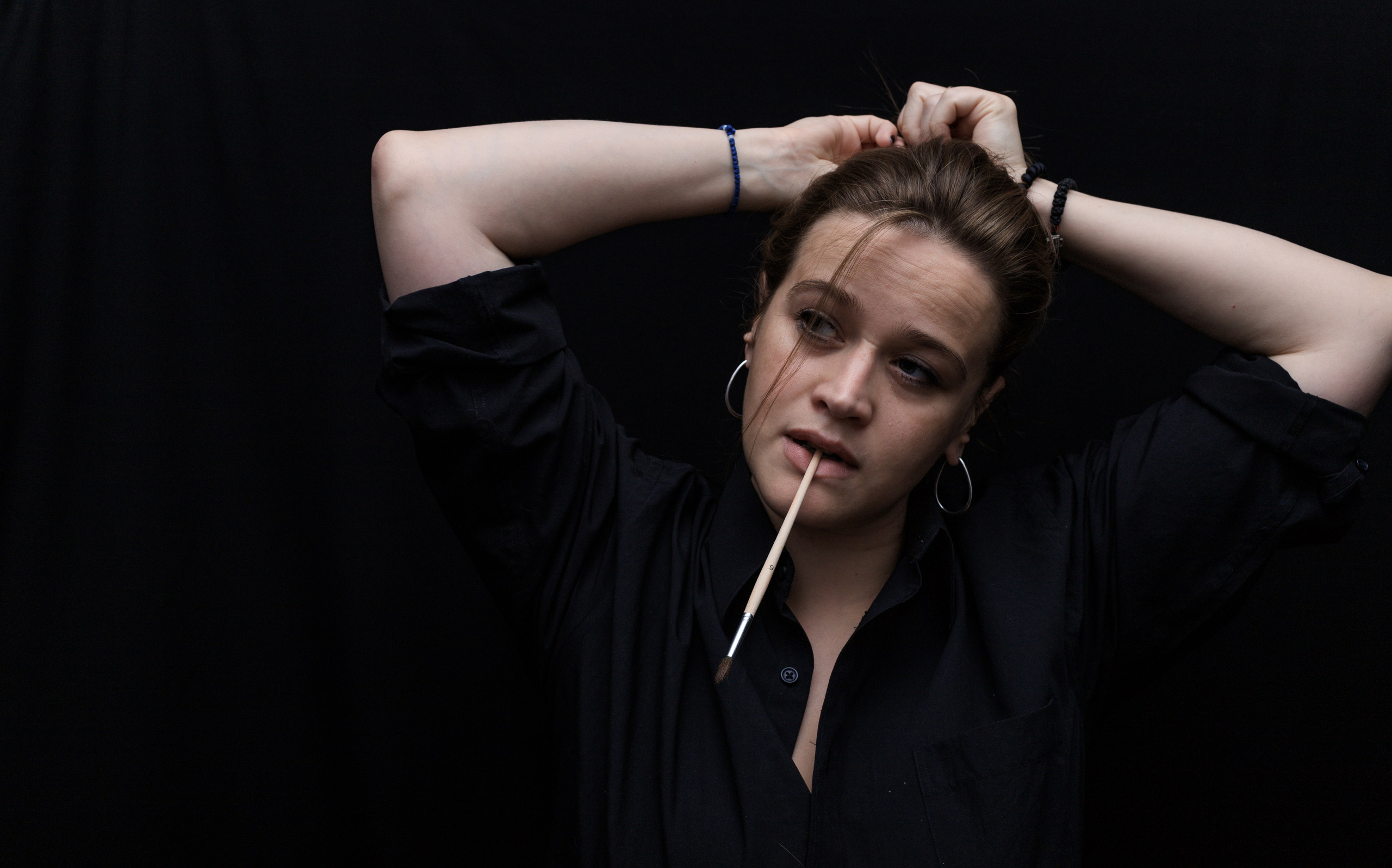 Женский портрет с кистью, чёрный фон, студийный свет, Москва, Илья Антропов