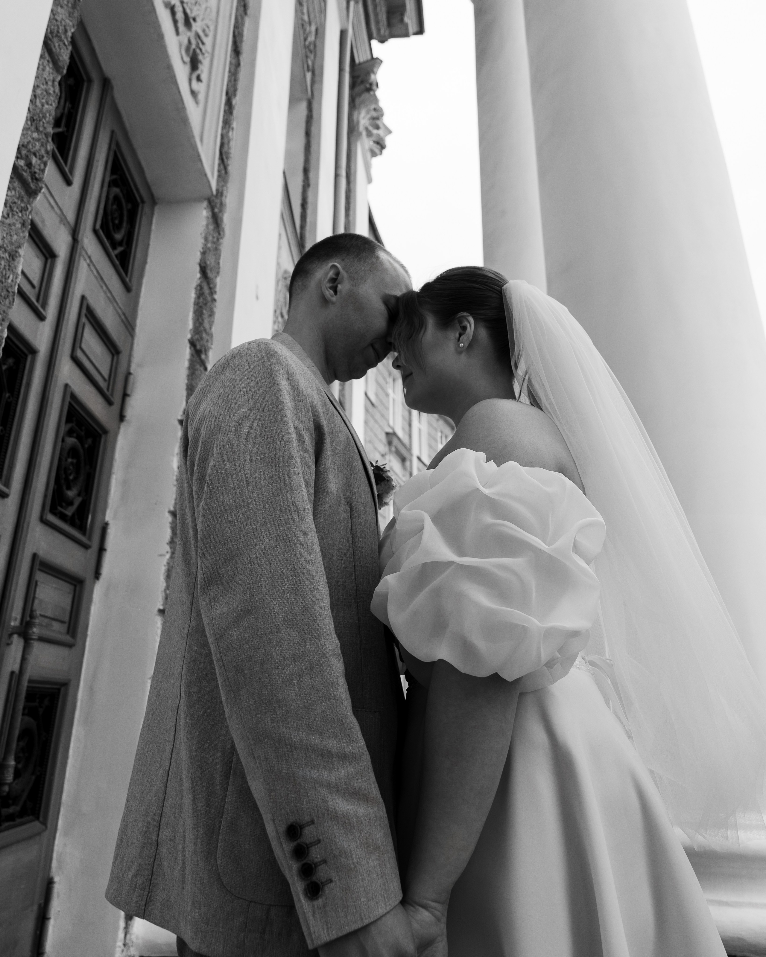 Влюблённые в арке старого здания — свадебная фотосессия в Уфе