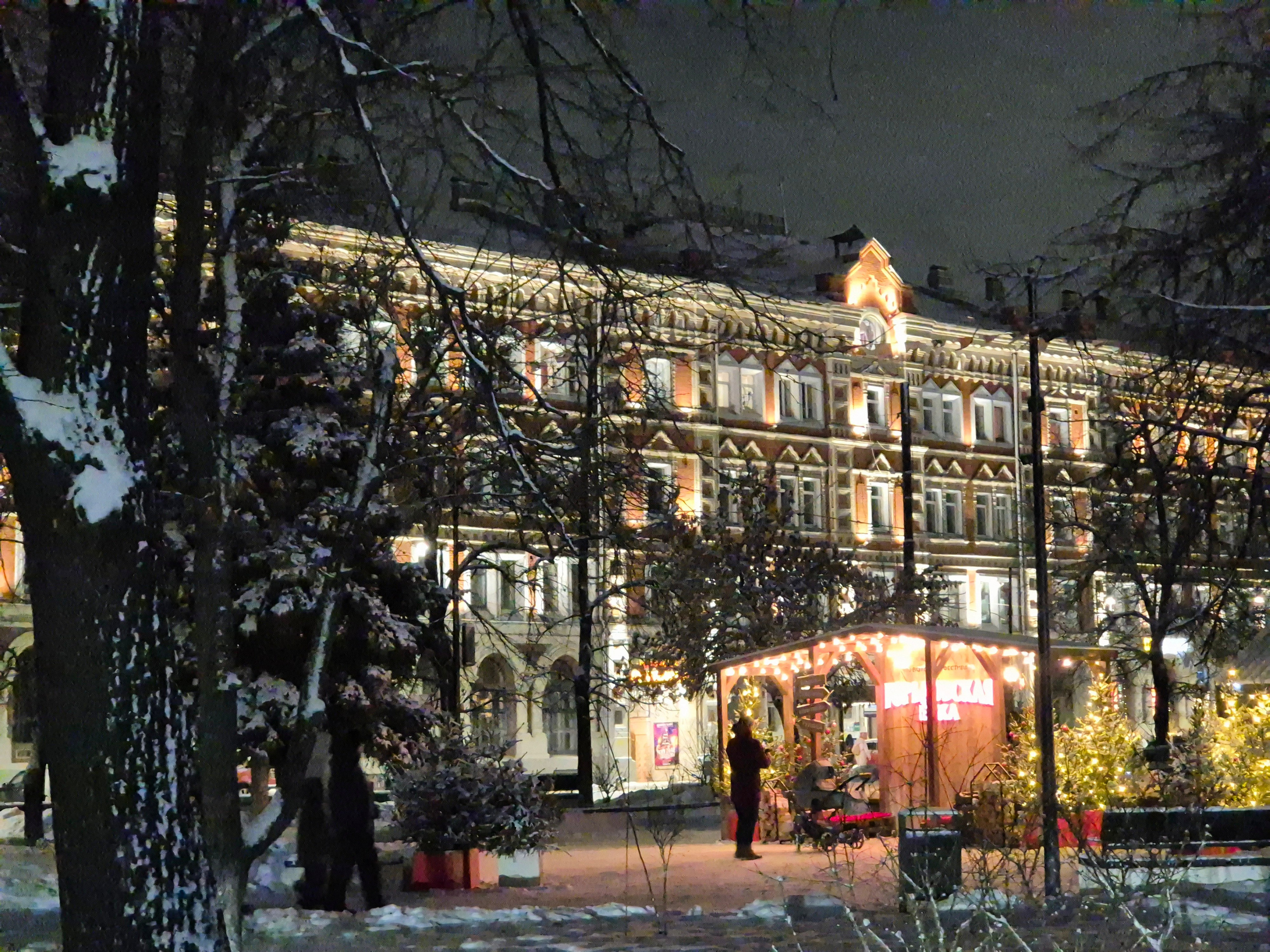 Доходный дом купцов Блиновых - самый большой доходный дом на всей улице, расположен прямо перед зданием порта и площадью, которую также оборудовали в середине XIX в. Блиновы.