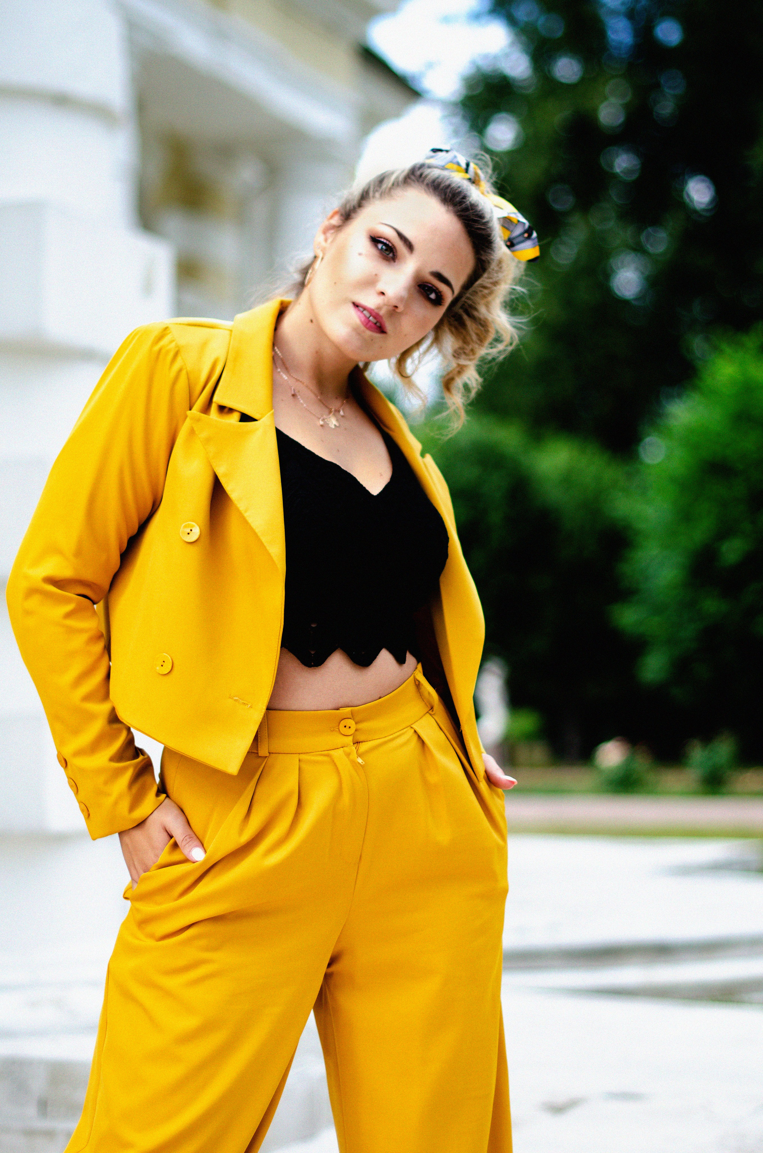 Park, woman in yellow, nature. Family, portrait, content photo in Costa Rica Evgeniya Besprozvannykh