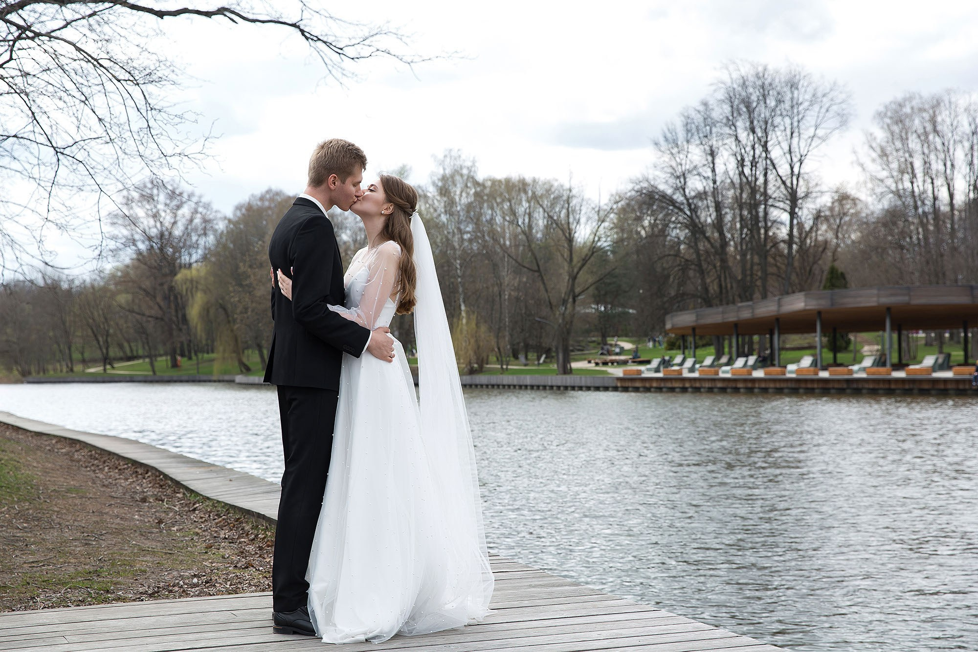 Прогулка, фотосессия жениха и невесты. Свадебная съемка. Фотограф в Москве Валерий Боцман