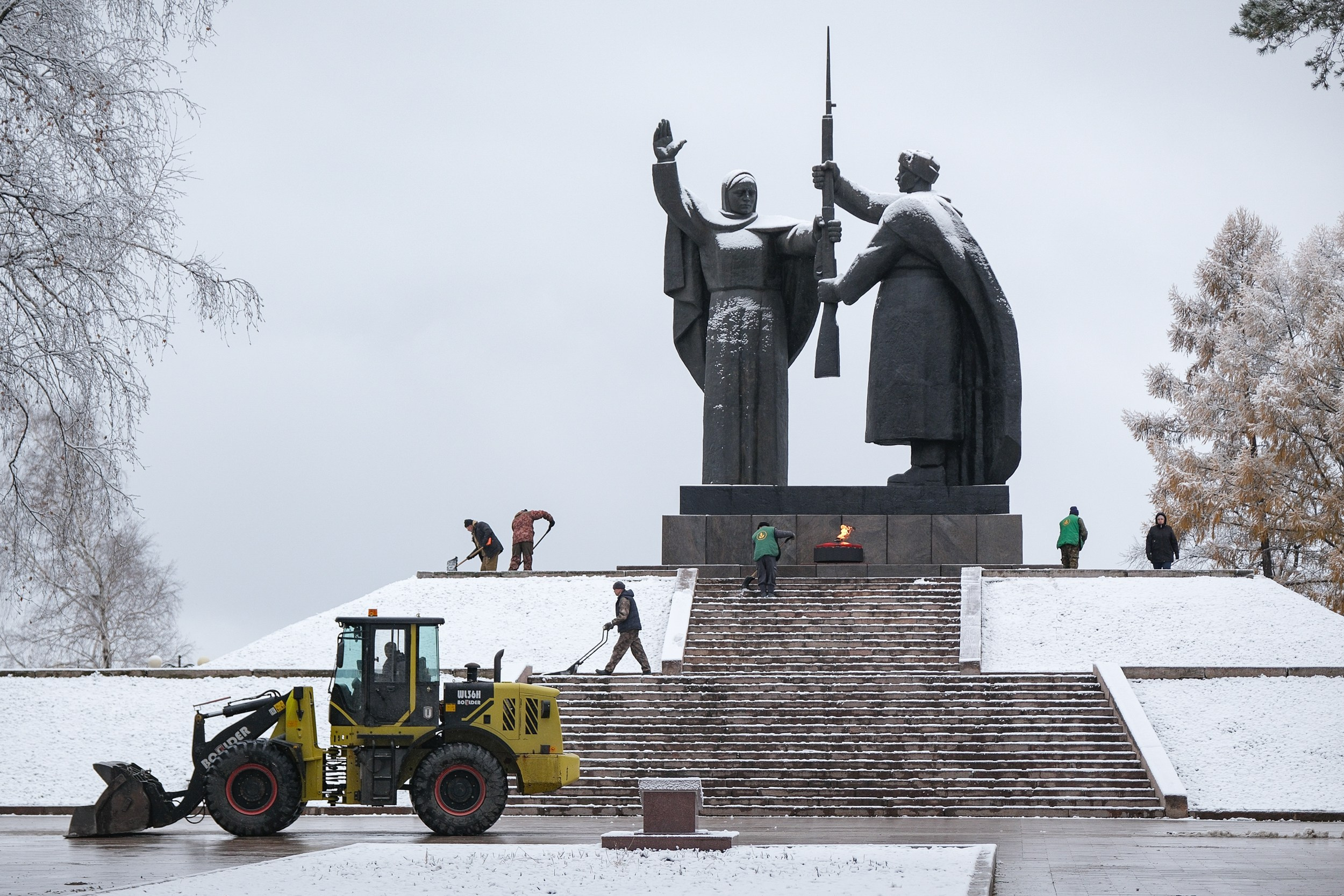 Уборка первого снега у мемориала боевой и трудовой славы в Томске. 31 октября, 2024. Никита Гольцов / РИА Томск.
