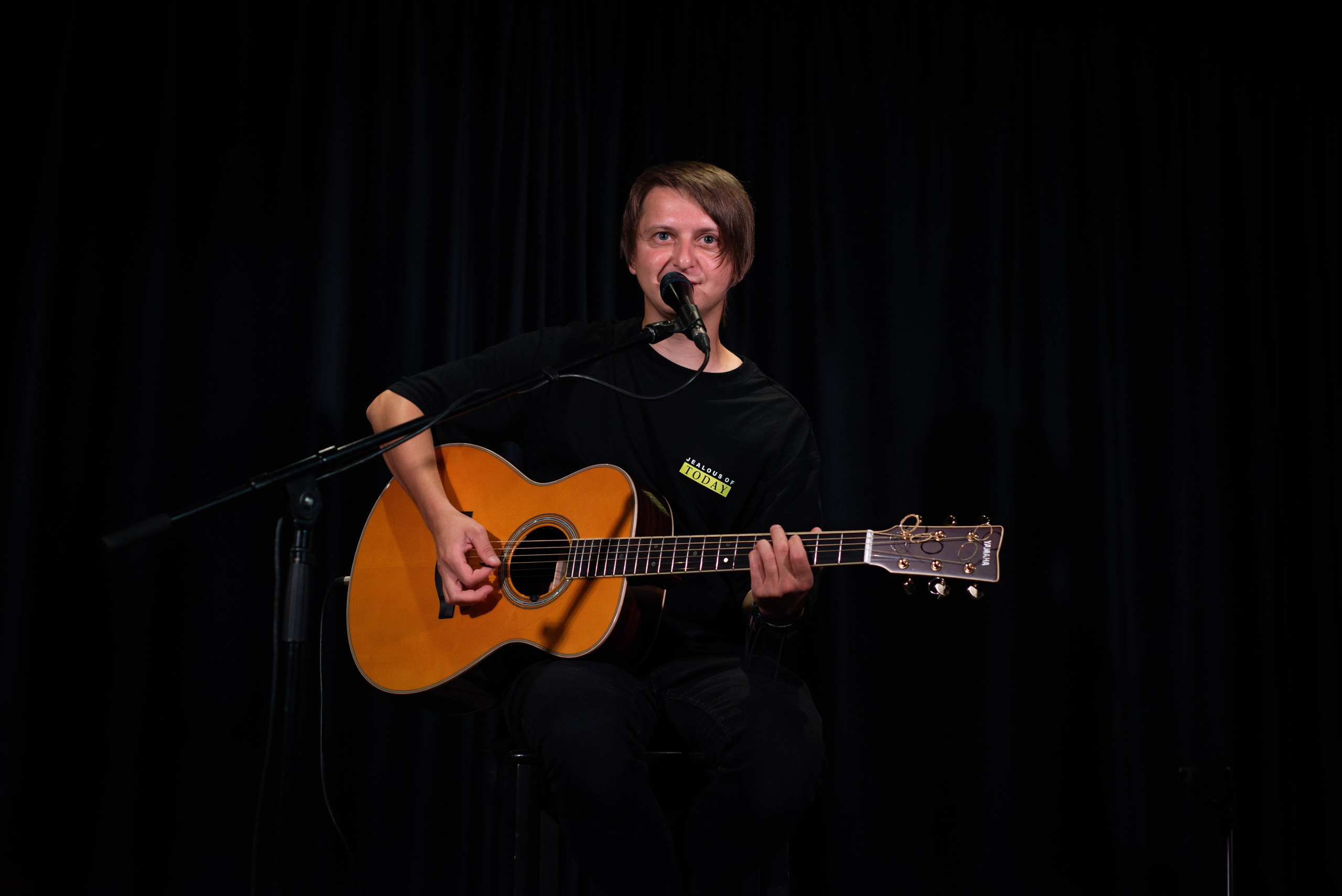 Лёва Сазонов (1 августа 2024 года, Москва, арт-кафе Пушкарёв). Фотограф Светлана Блинова, Москва и Московская область