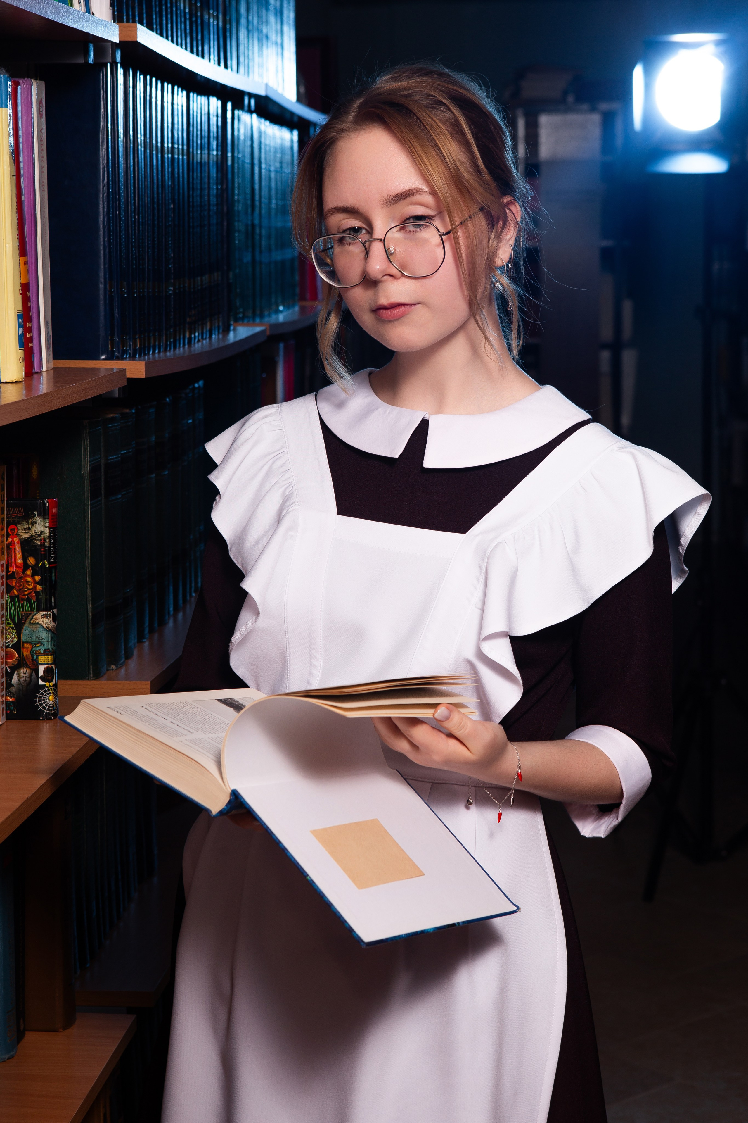 СЪЕМКА ПОРТРЕТОВ В БИБЛИОТЕКЕ ДЛЯ 11 КЛАССОВ-1. ТВОЙ АЛЬБОМ / ТВОИ ПРАВИЛА