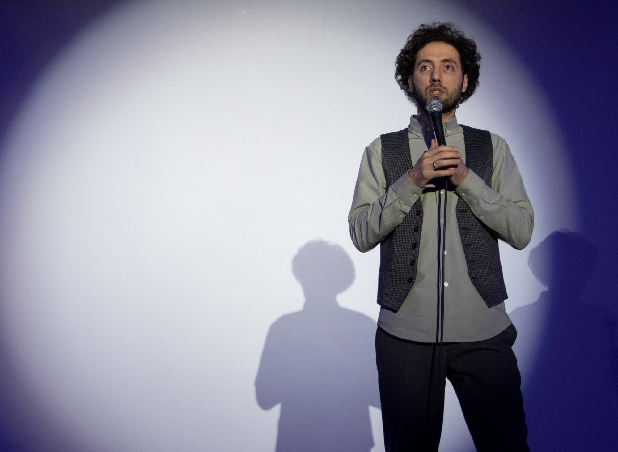 Выступление стендап-комика Дмитрий Романов. Репортажный, промышленный и маркетплейс-фотограф Дмитрий Чернат