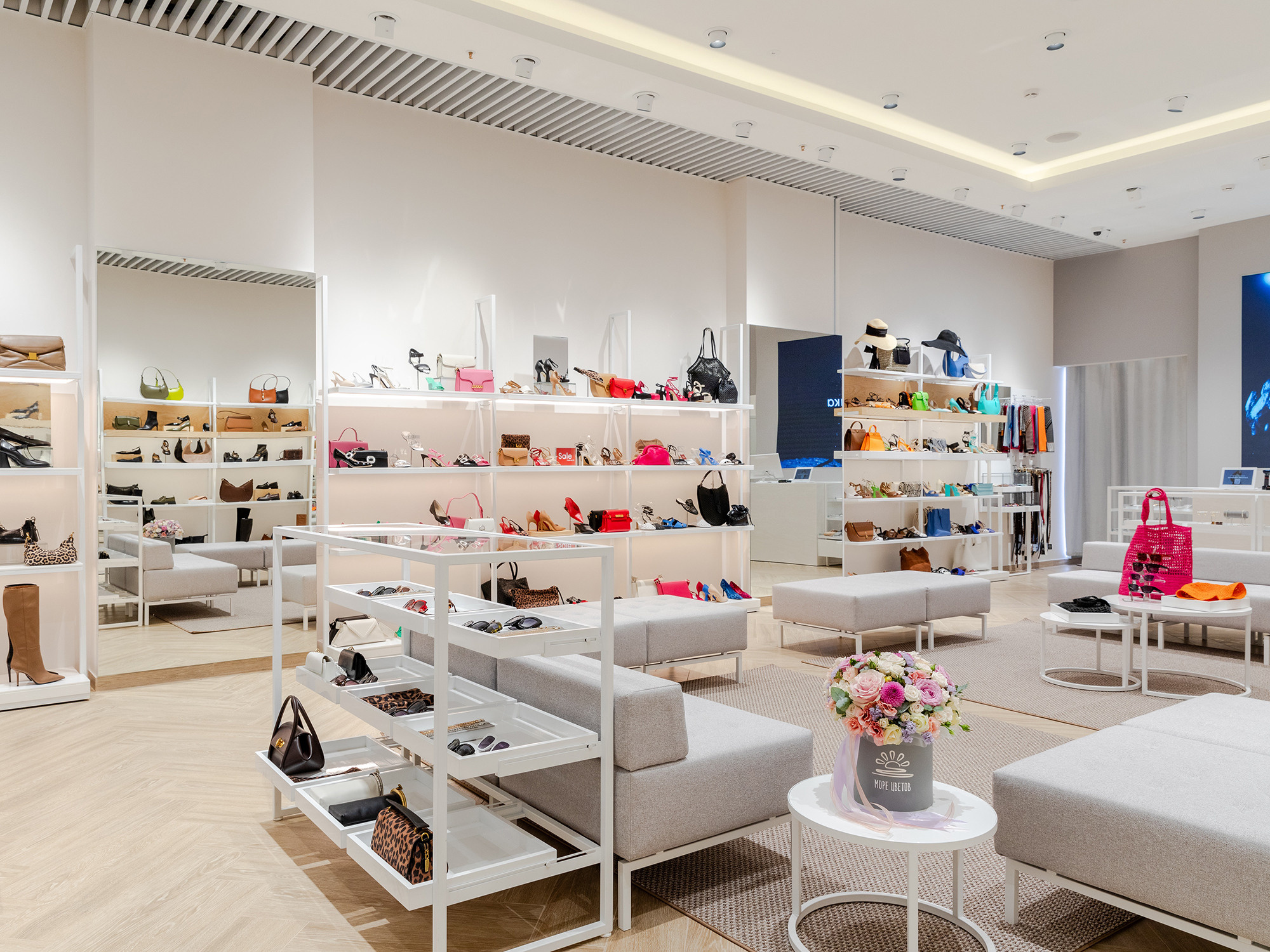 Интерьерная фотосъемка магазина EKONIKA — модная сеть обуви и аксессуаров для женщин. Интерьерный фотограф в Сочи Владислав Нагин