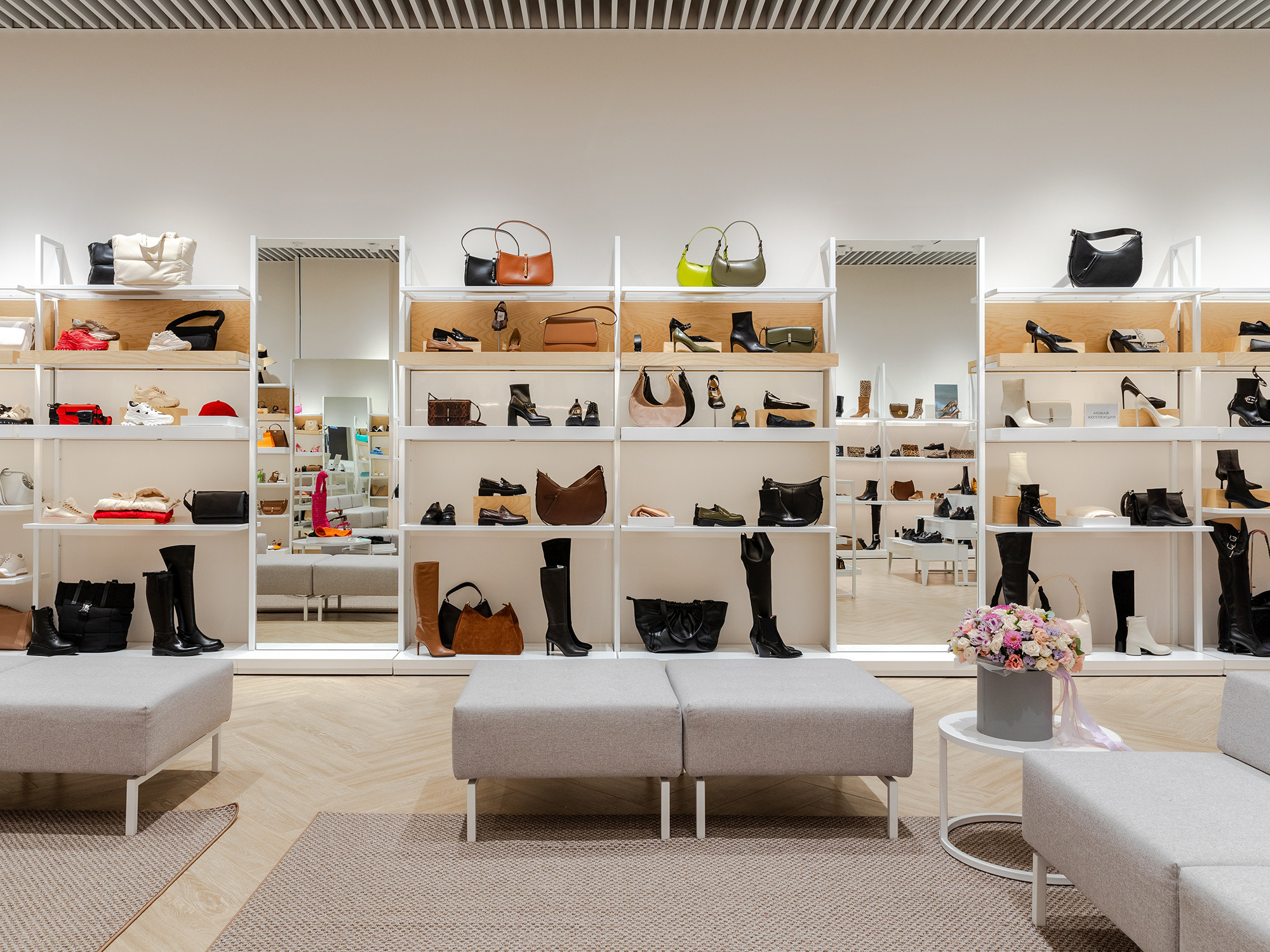 Интерьерная фотосъемка магазина EKONIKA — модная сеть обуви и аксессуаров для женщин. Интерьерный фотограф в Сочи Владислав Нагин