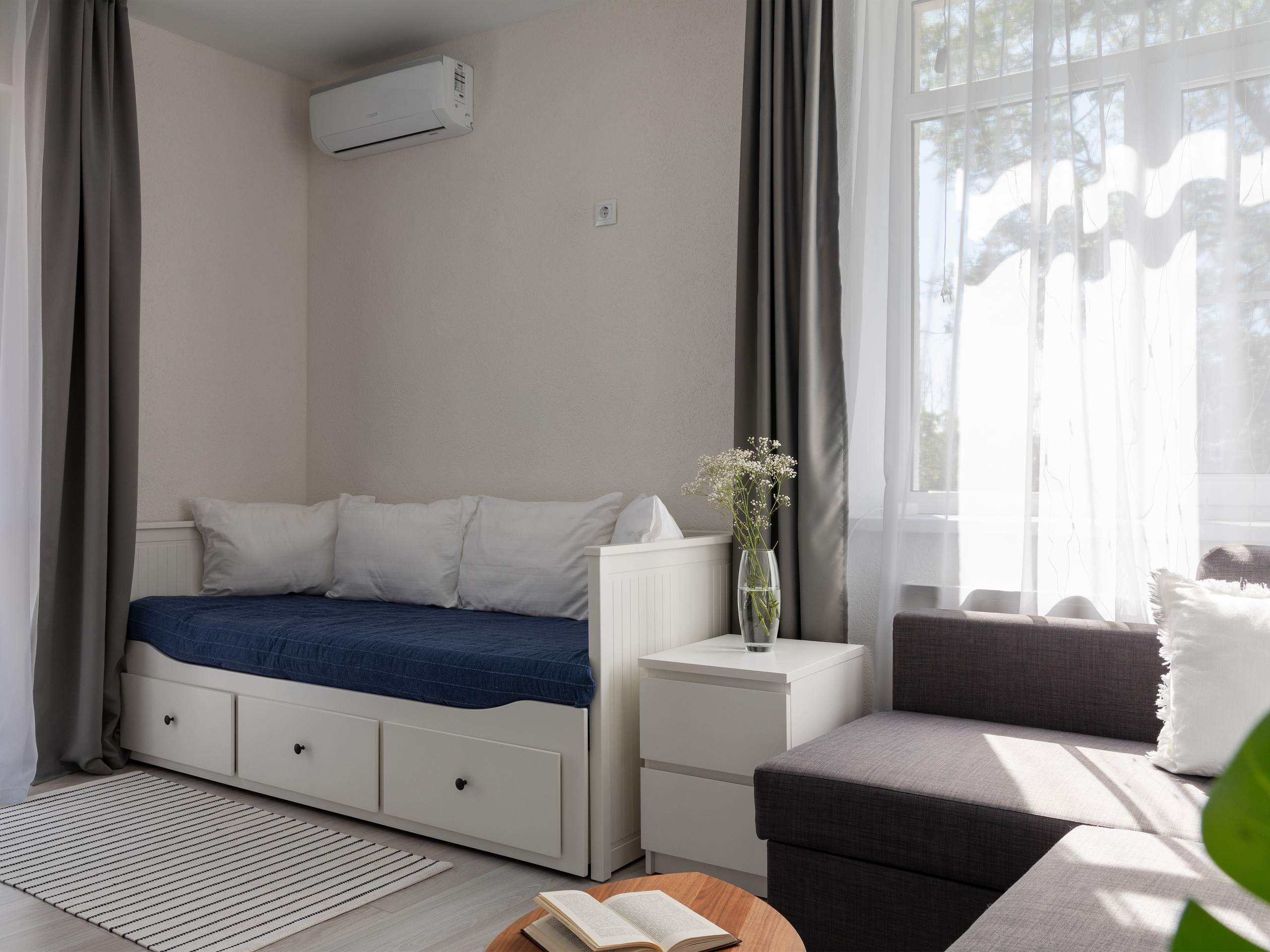 Интерьерная фотосъемка номера в гостевом доме Горный воздух. Интерьерный фотограф в Сочи Владислав Нагин