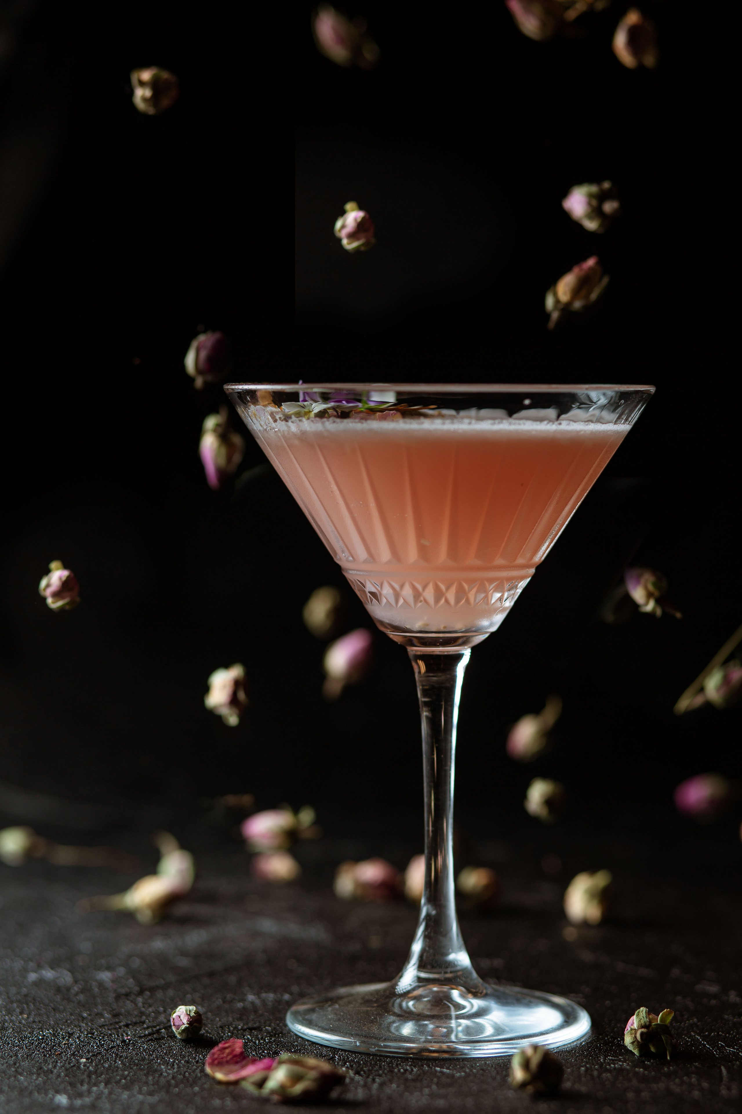 коктейль с цветами на черном фоне