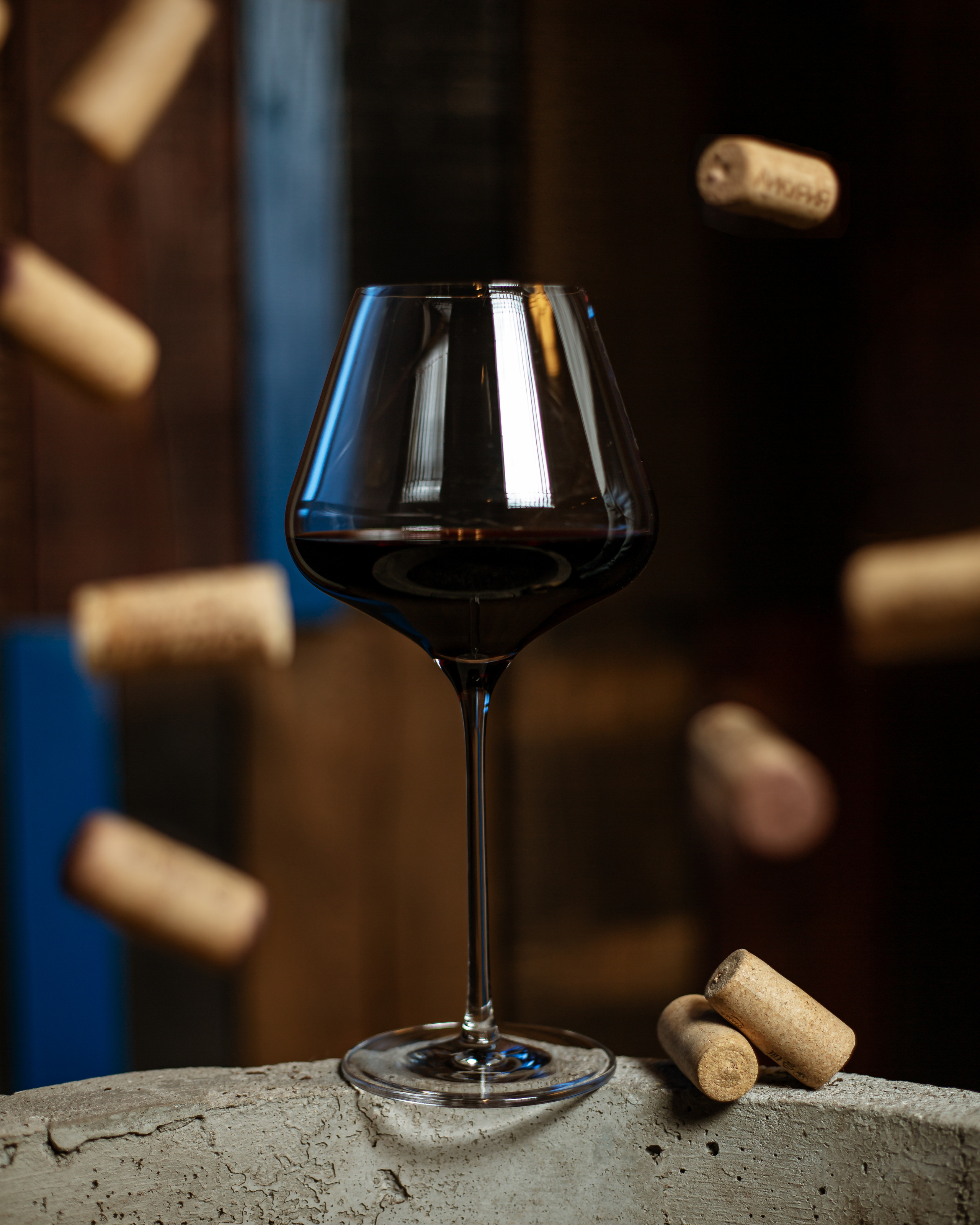 вино и падающие пробки