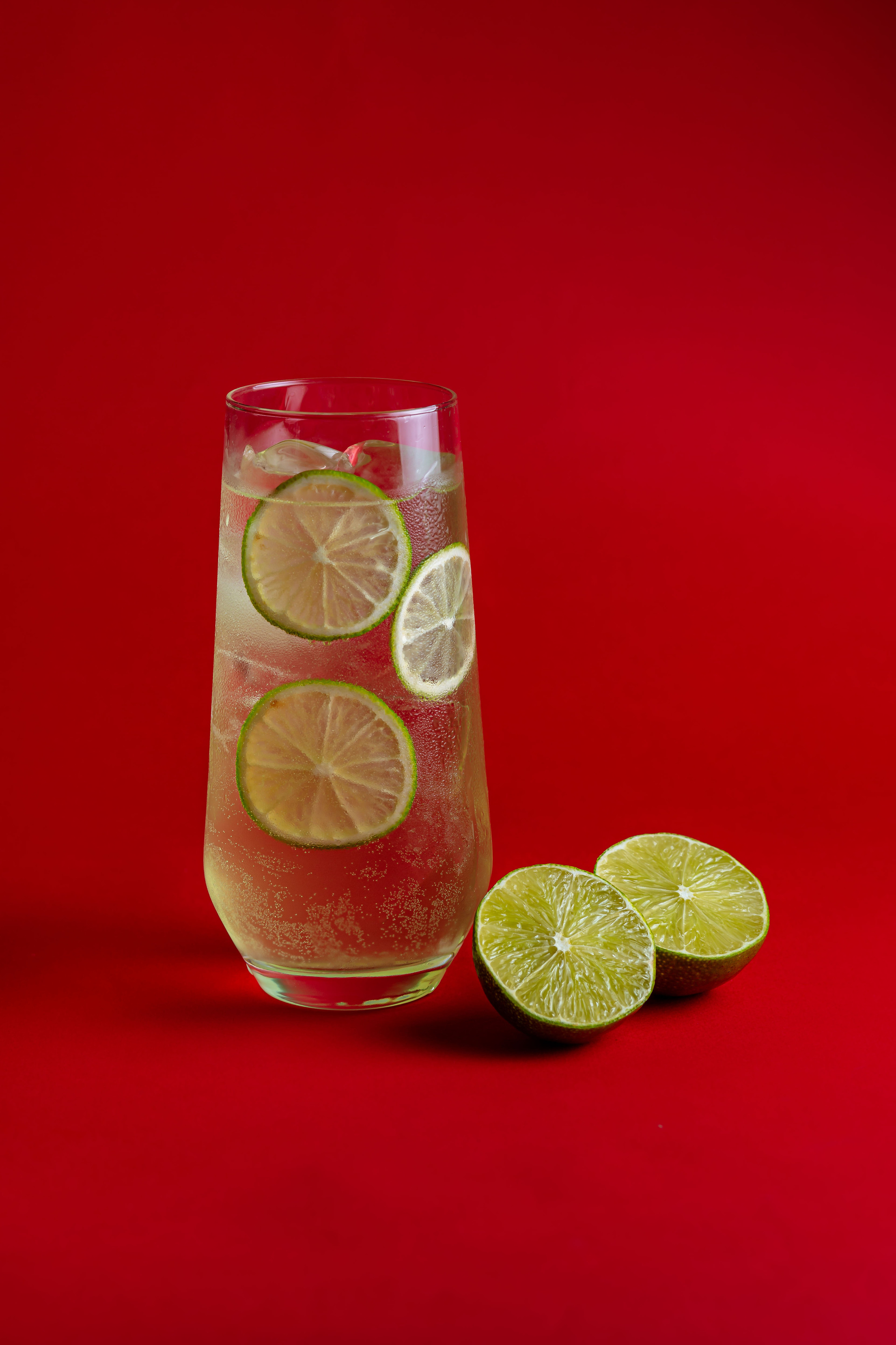 лимонад на красном фоне