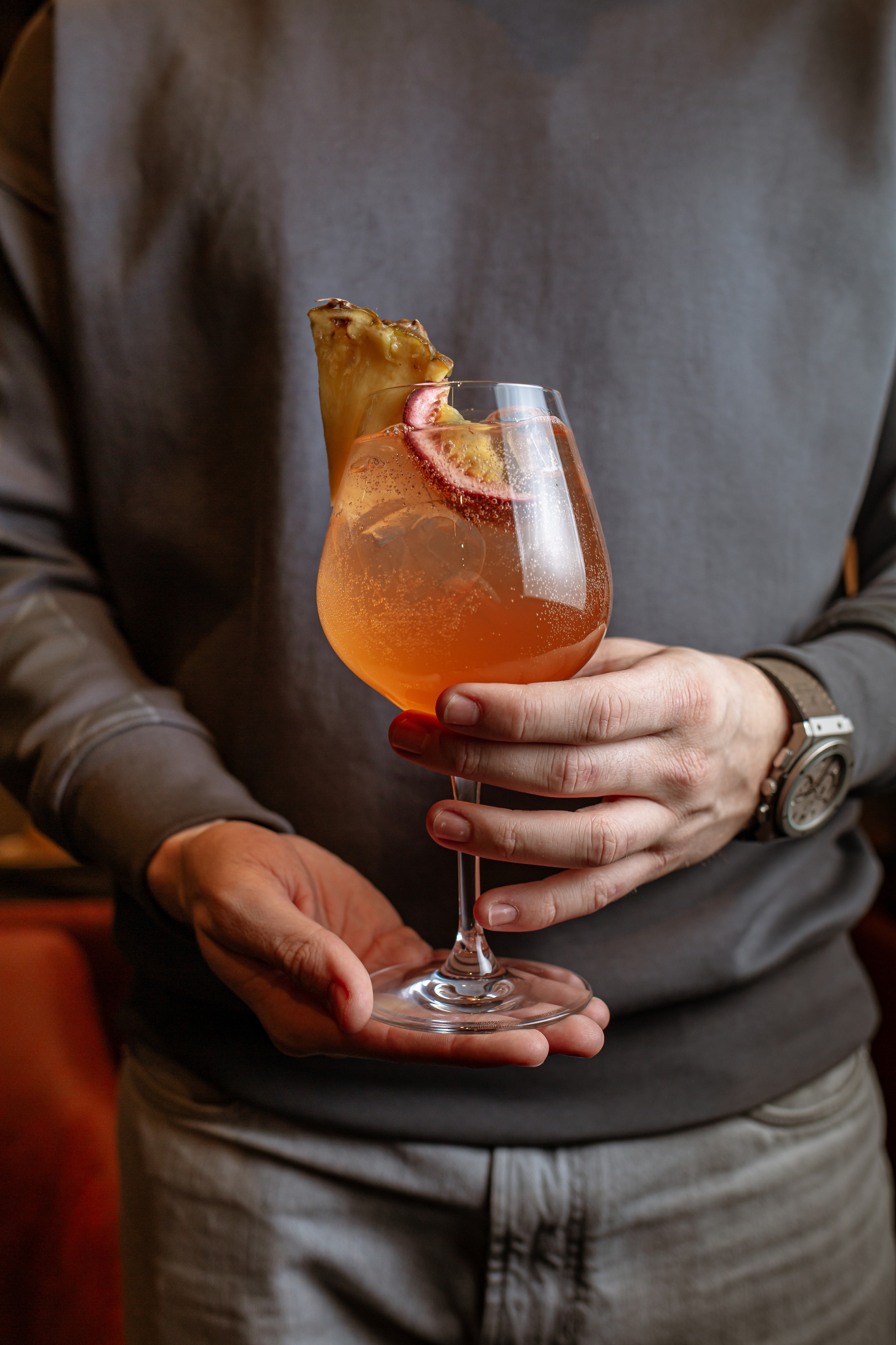 мужчина держит напиток в руках 