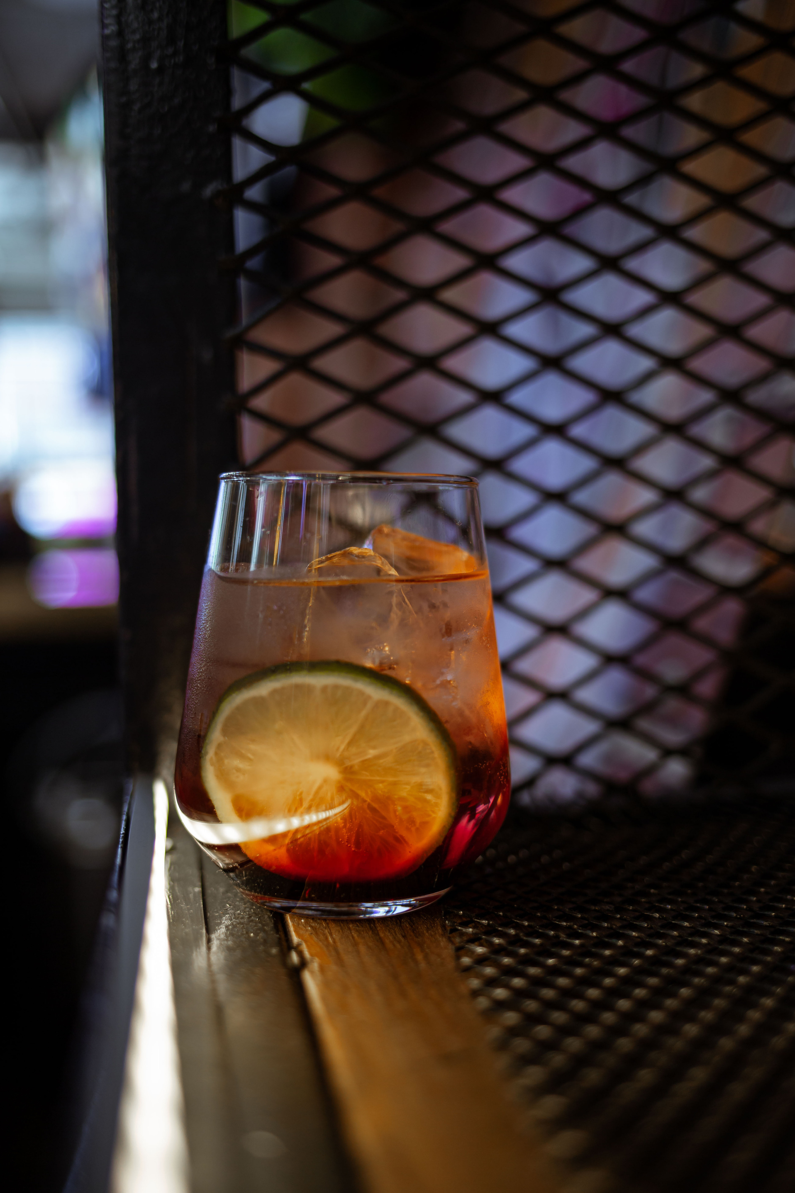 напиток на фоне решетки