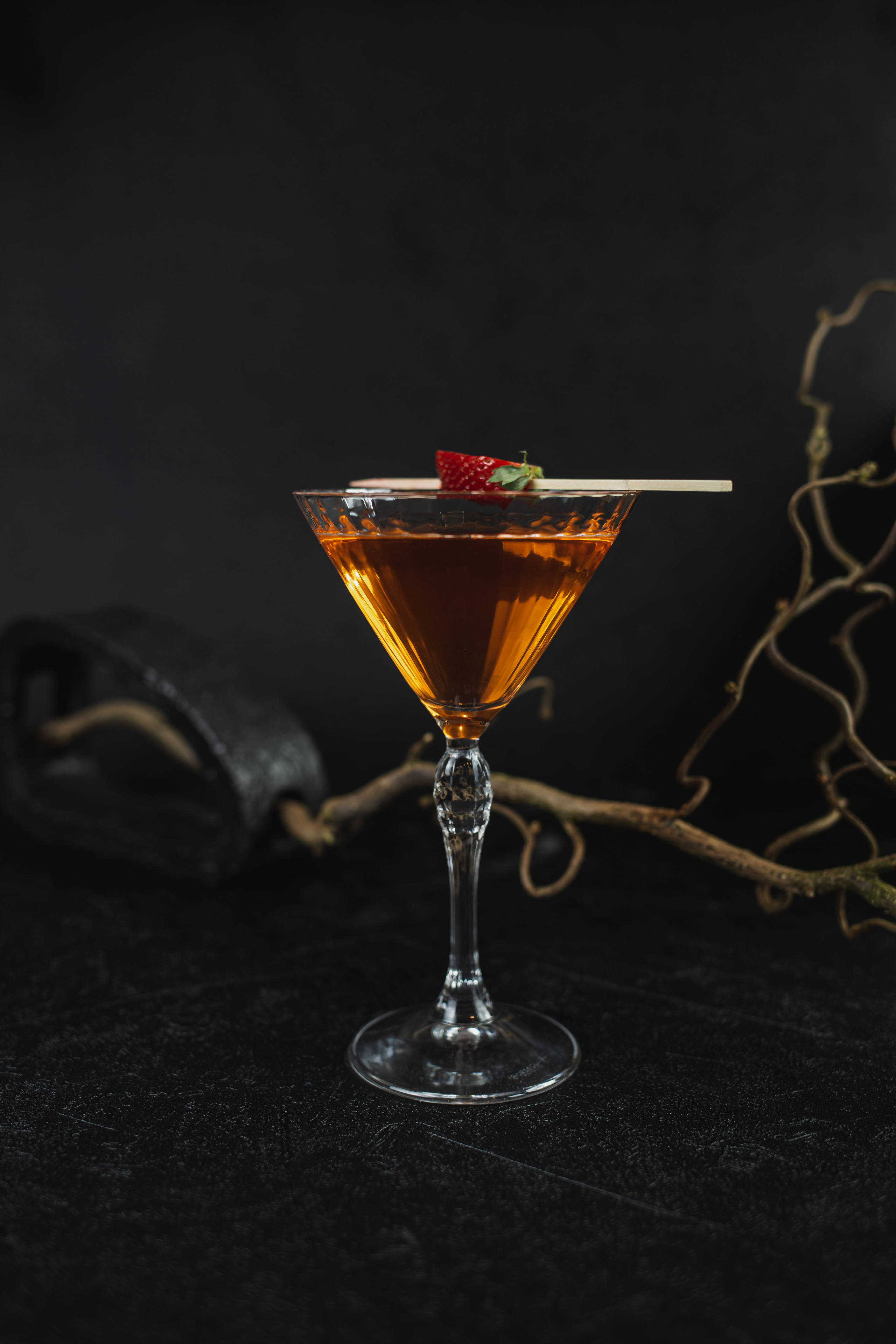 фото коктейля в темном стиле