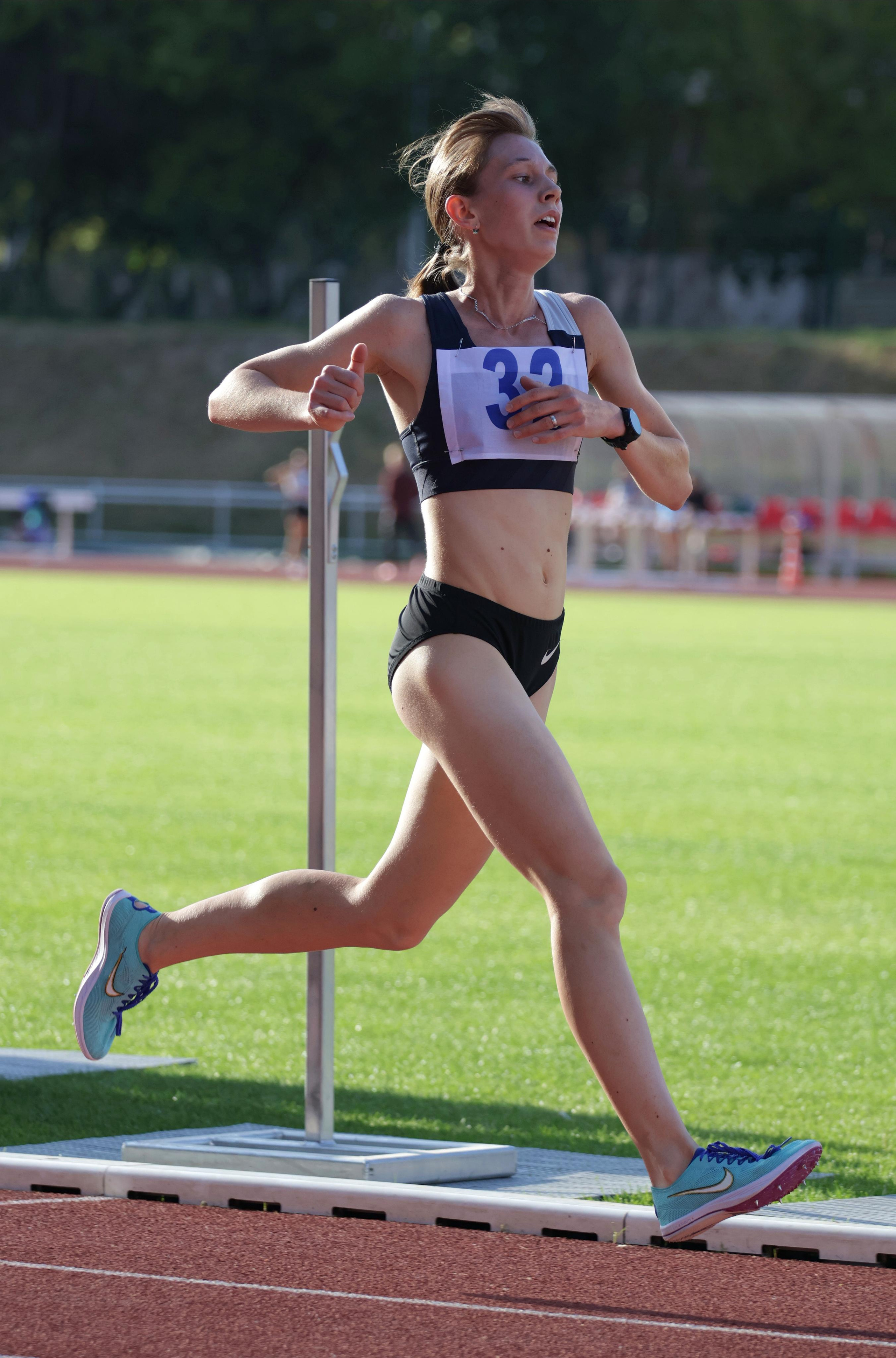 Девушка бежит на стадиона Москвич