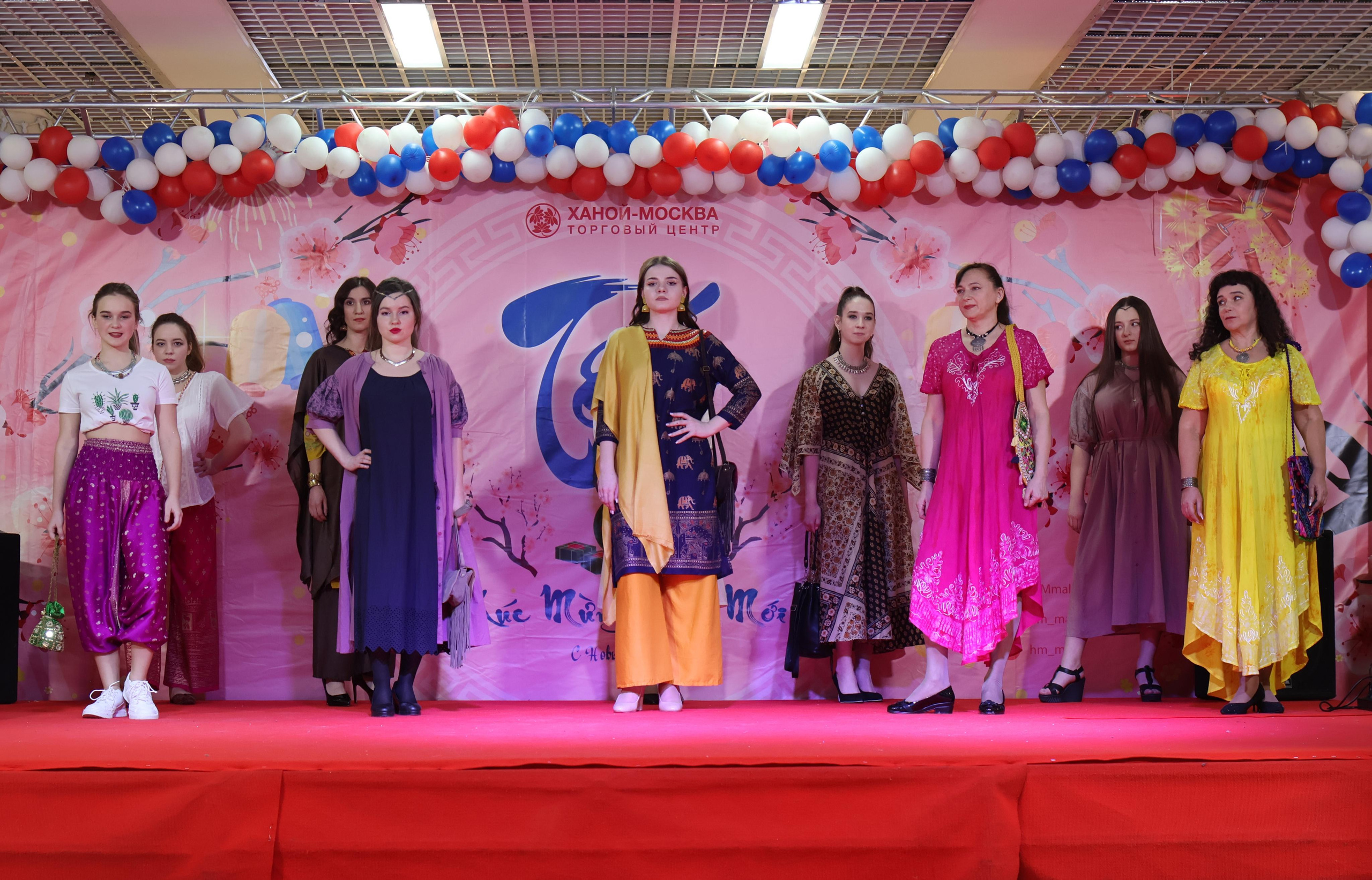 Показ индийским платьев в ТЦ Ханой