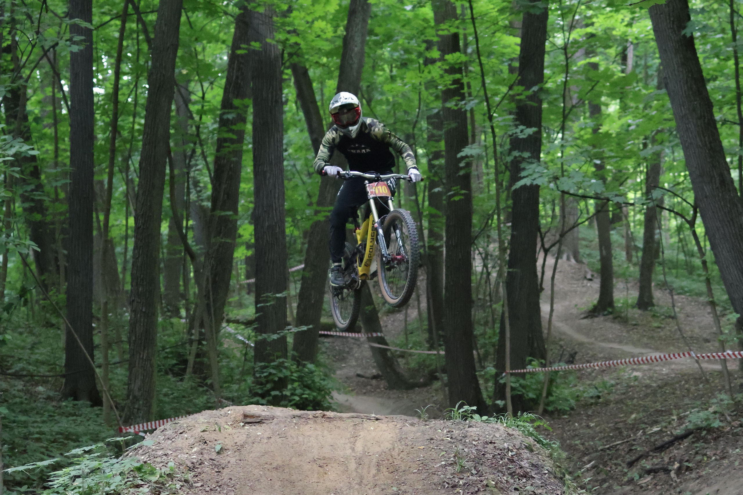 Велосипедист прыгает на трамплине 