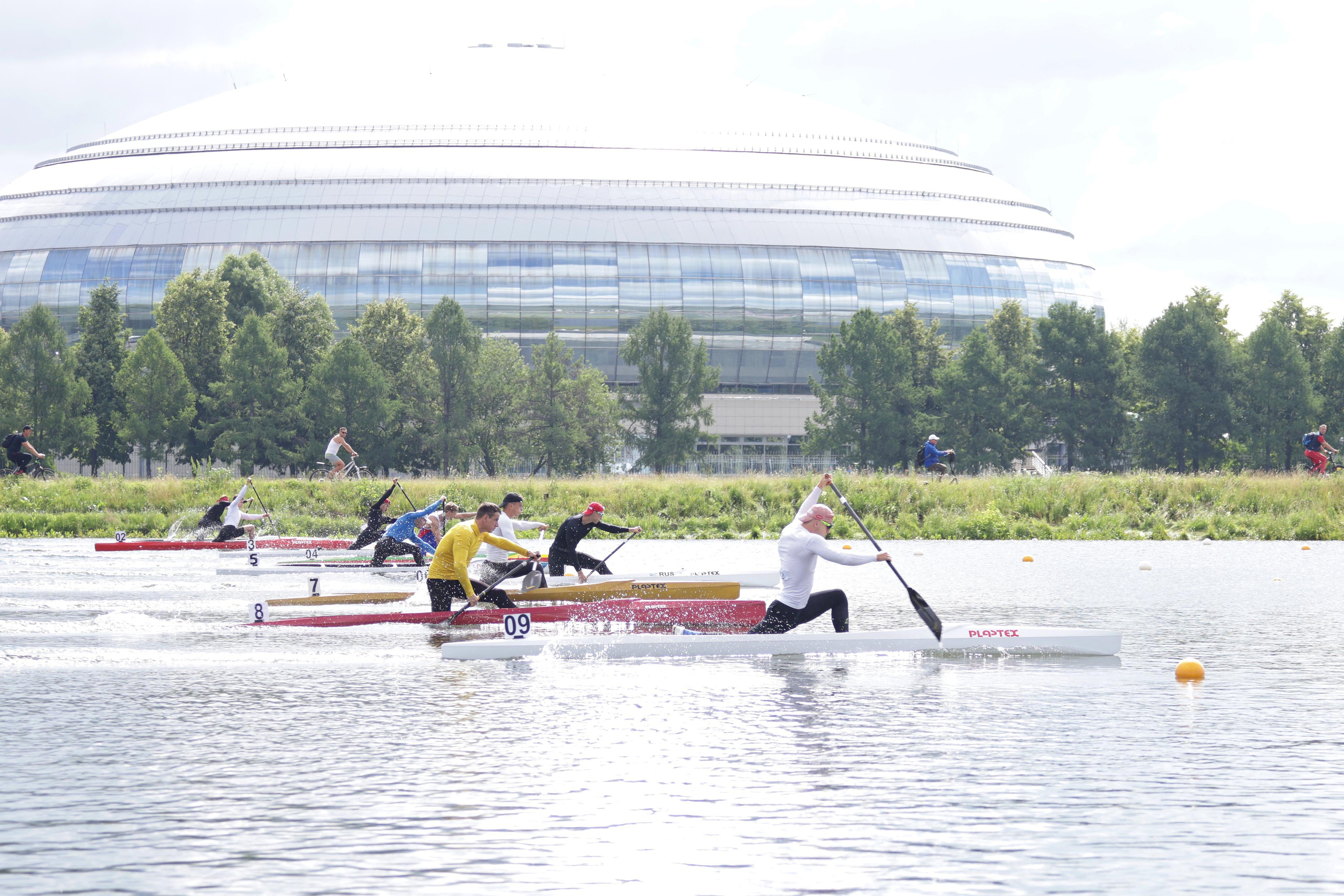 Гребцы на каное на дистанции 500 метров