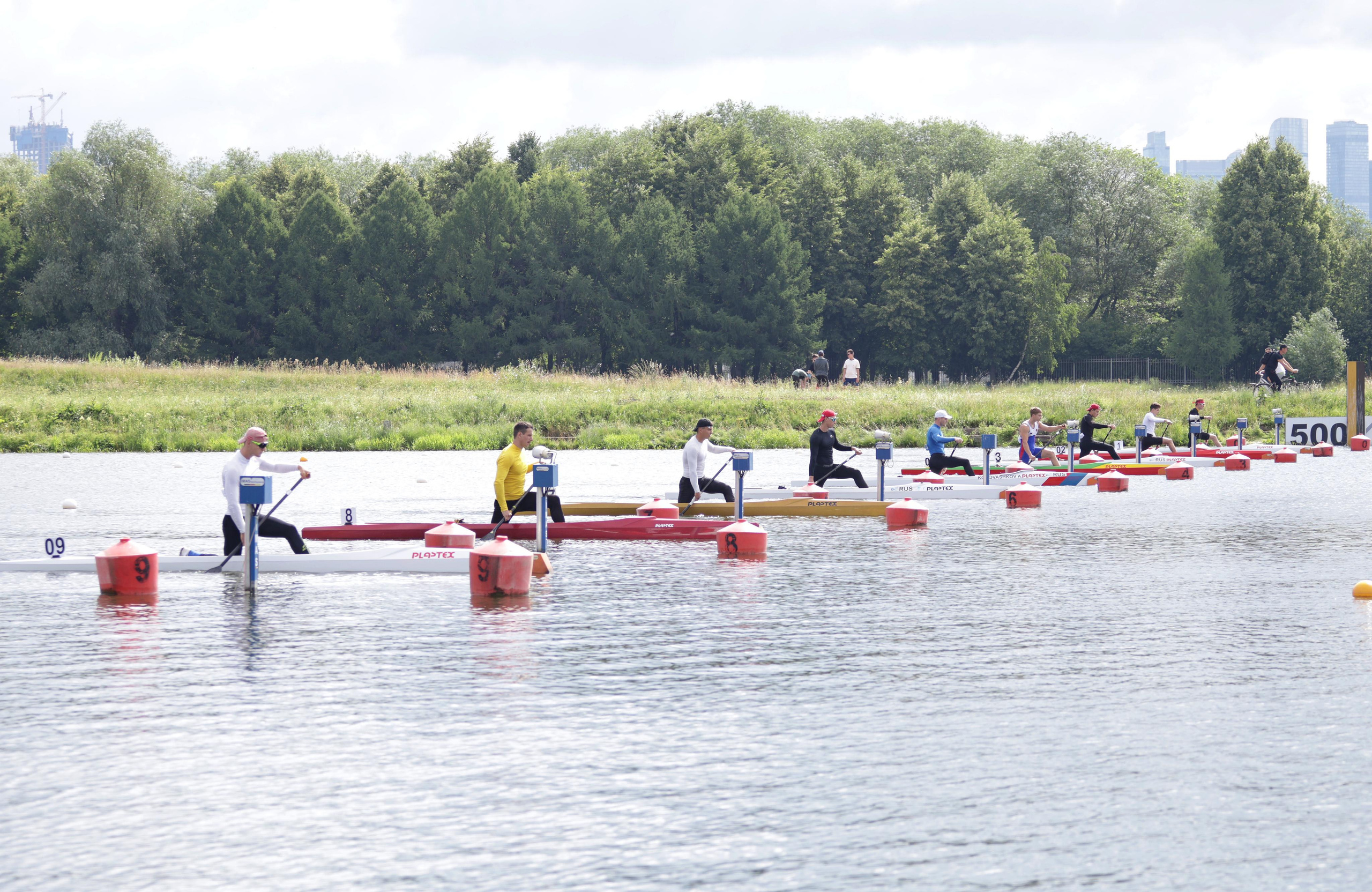 Старт гребцов на каное на гребном канале
