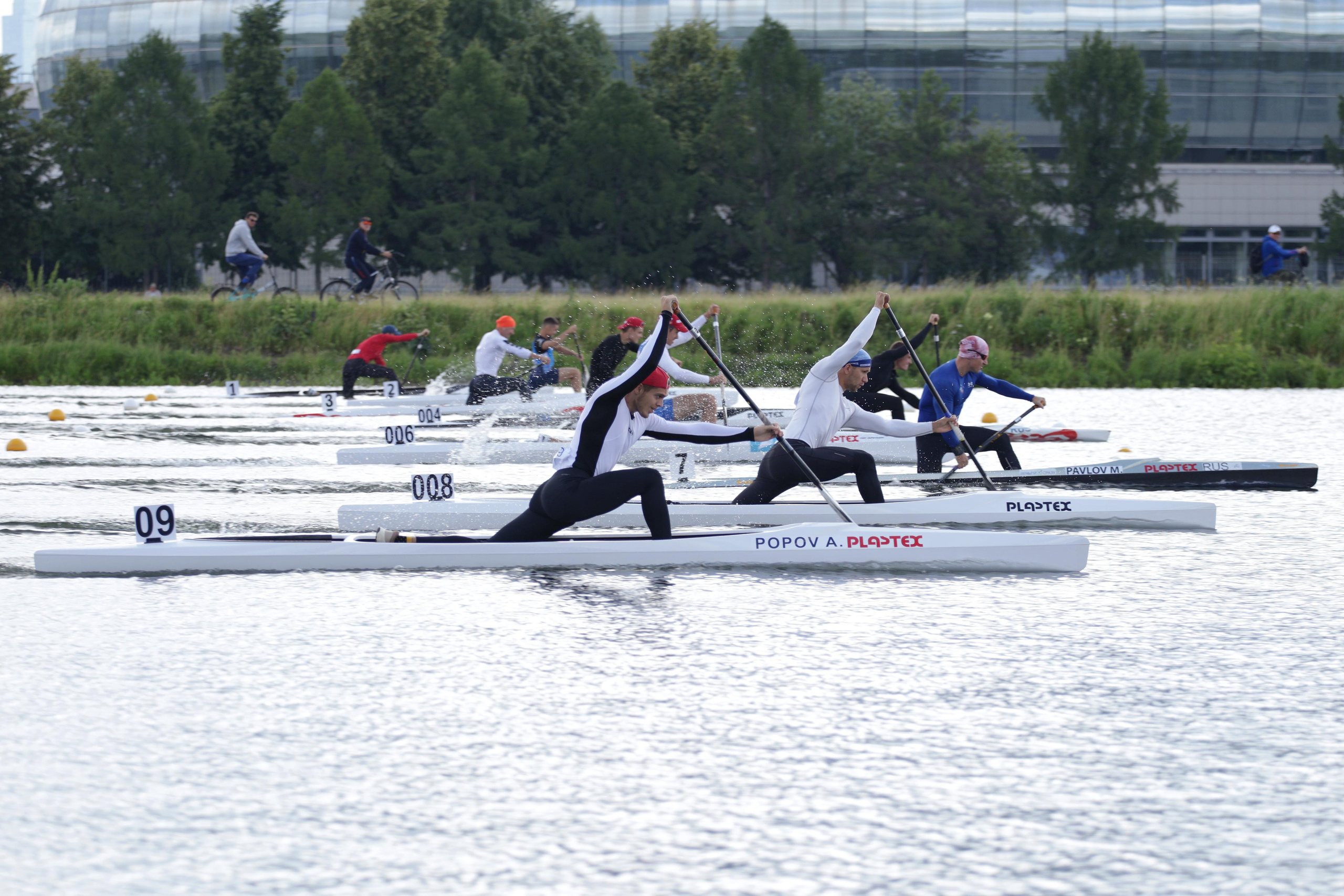 Соревнования по гребле в Крылатском среди мужчин на дистанции 500 метров