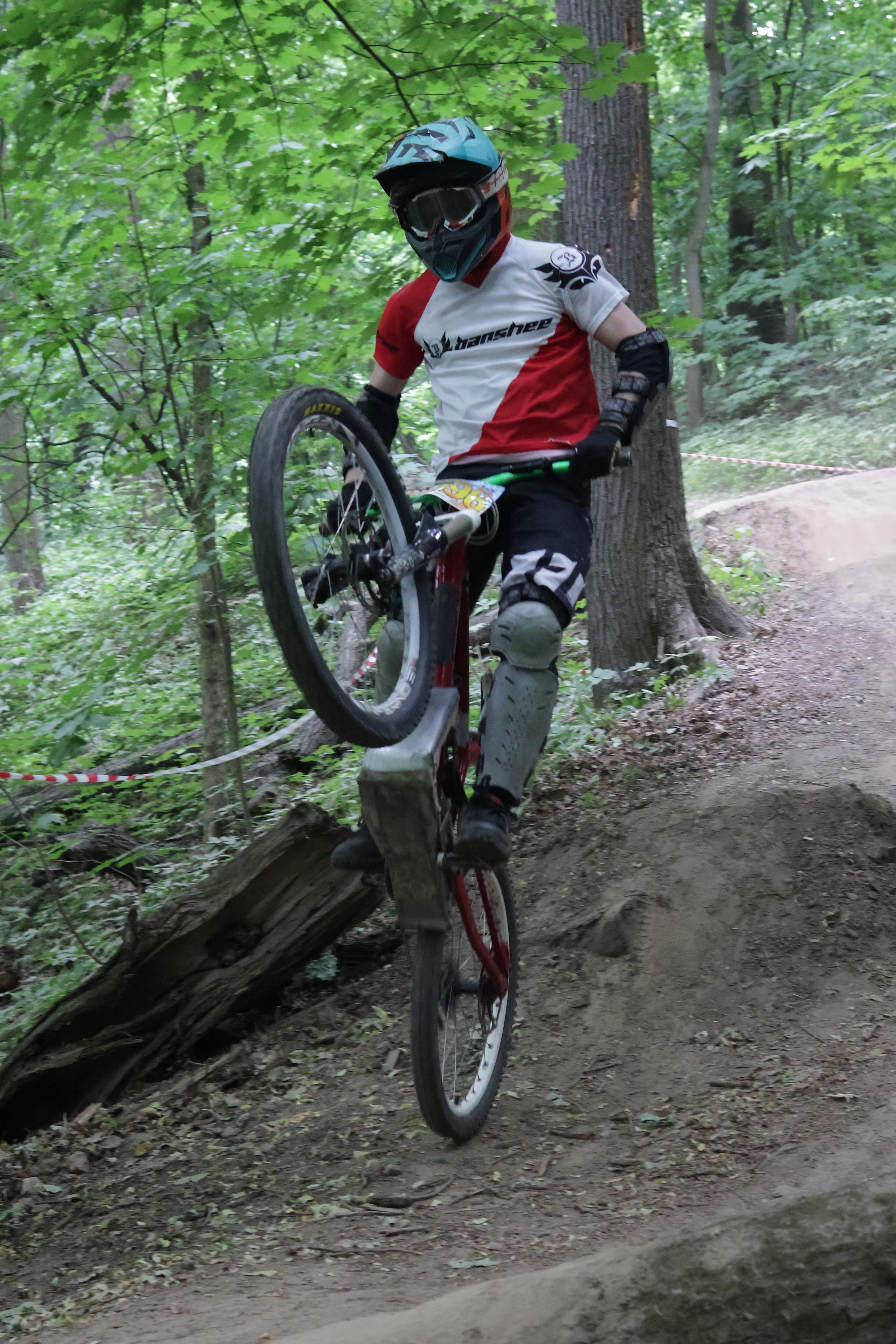 Прыжок на велосипеде на соревнованиях по Mini DH