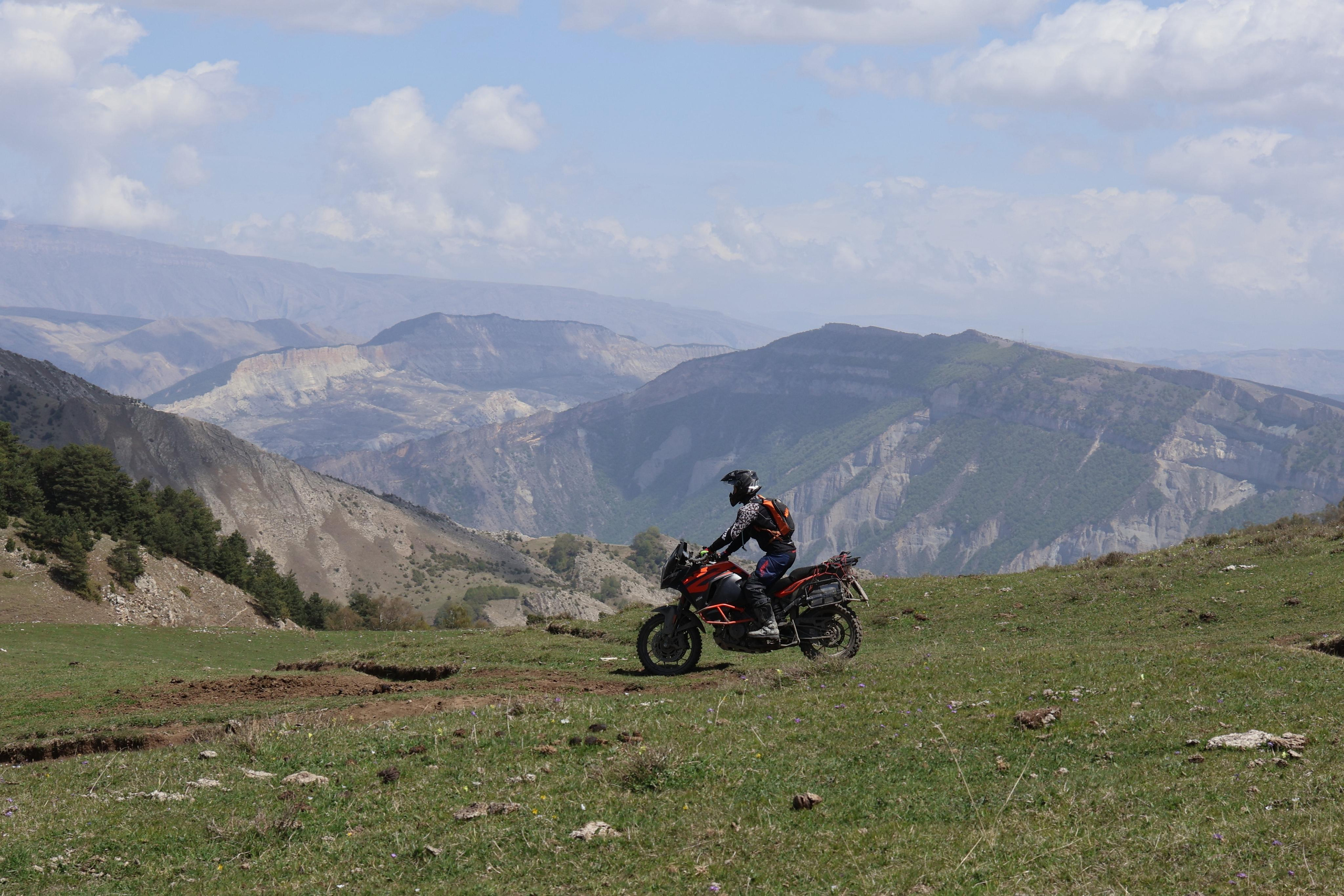 Мотоциклист на горе Маяк в Дагестане
