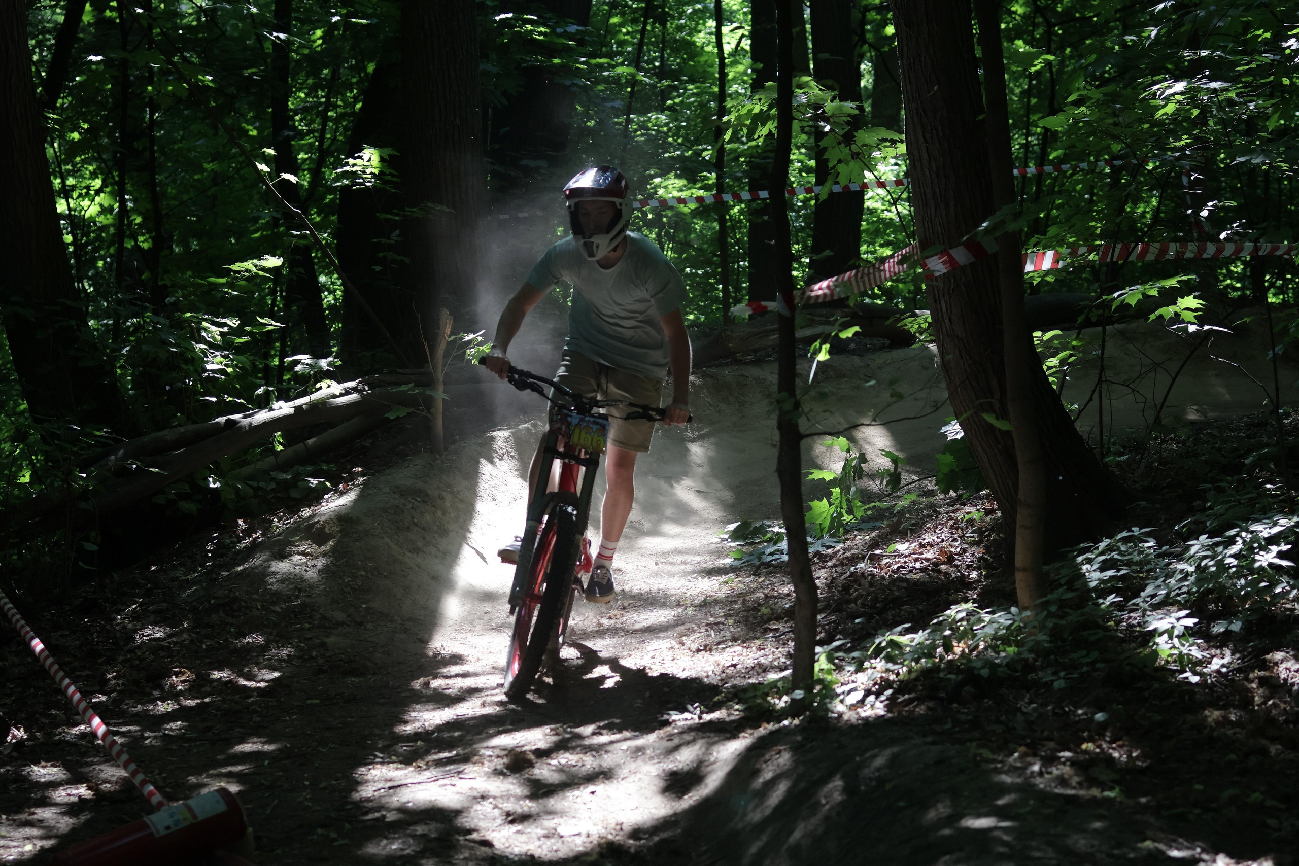 Велосипедист в лучах солнца