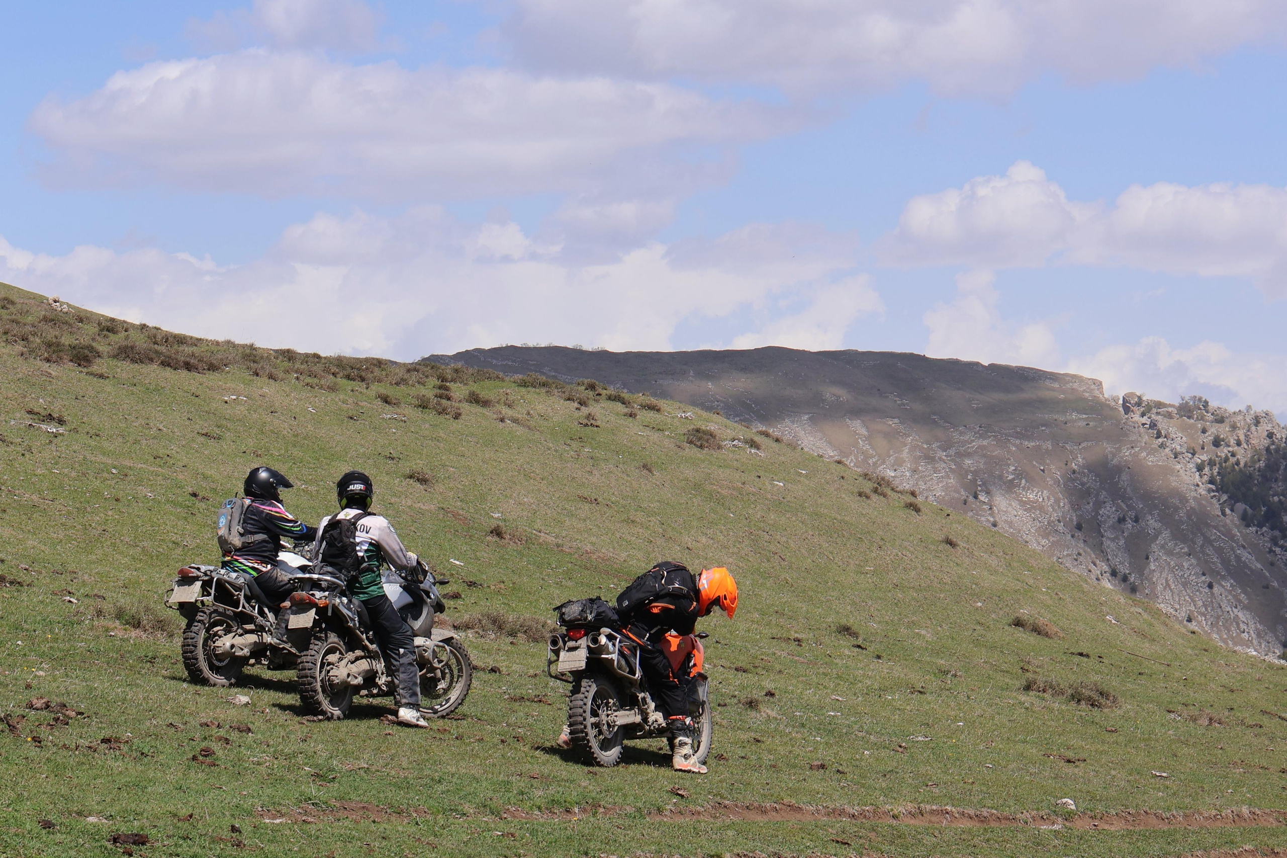 Мотоциклисты на горе Маяк в Дагестане