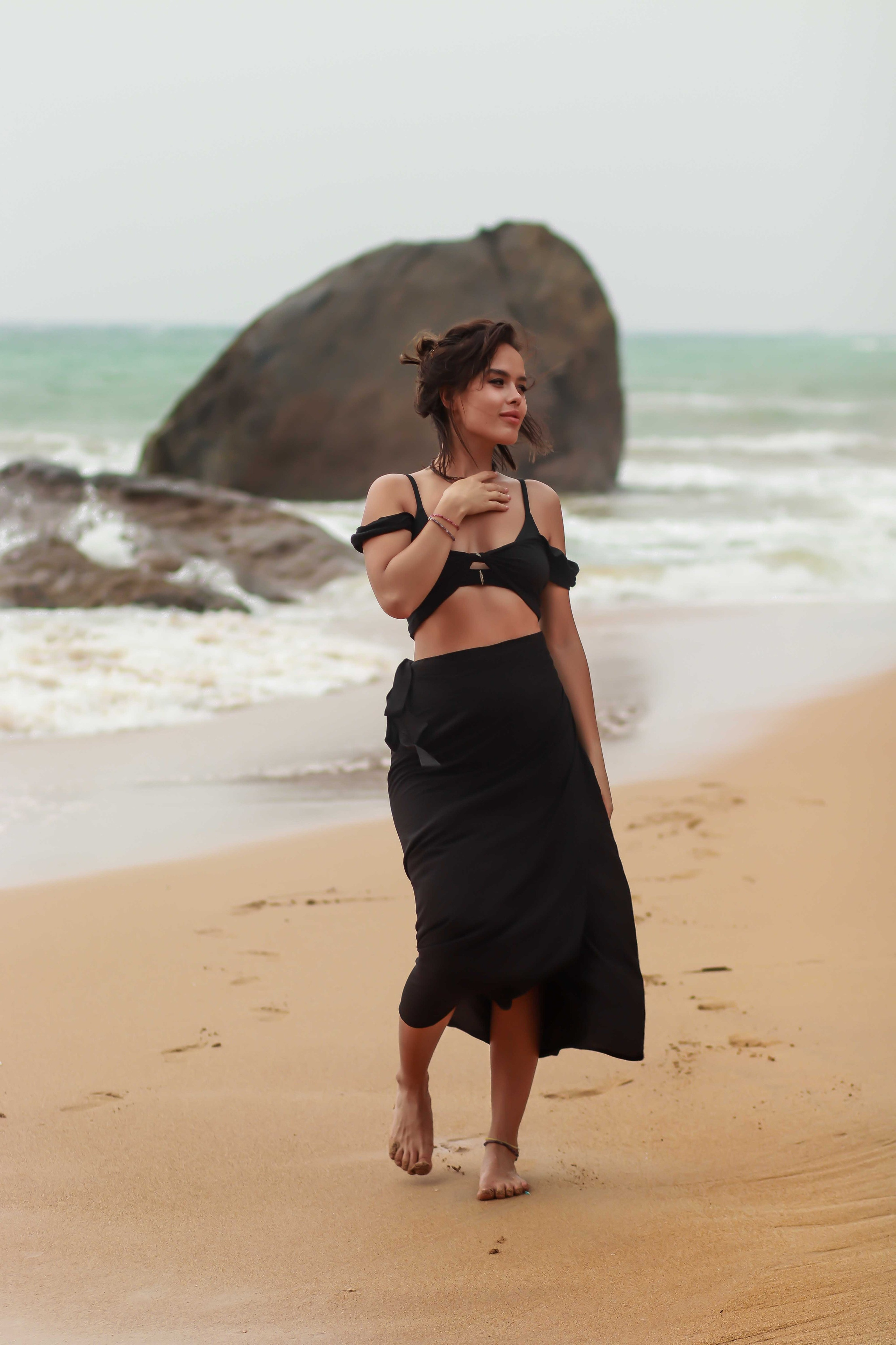 Авторская съемка среди вулканических камней Хиккадувы: воздушные туники бренда Nakota Tuwa в движении, контраст нежных тканей и дикой природ. Фотограф на Шри-Ланке