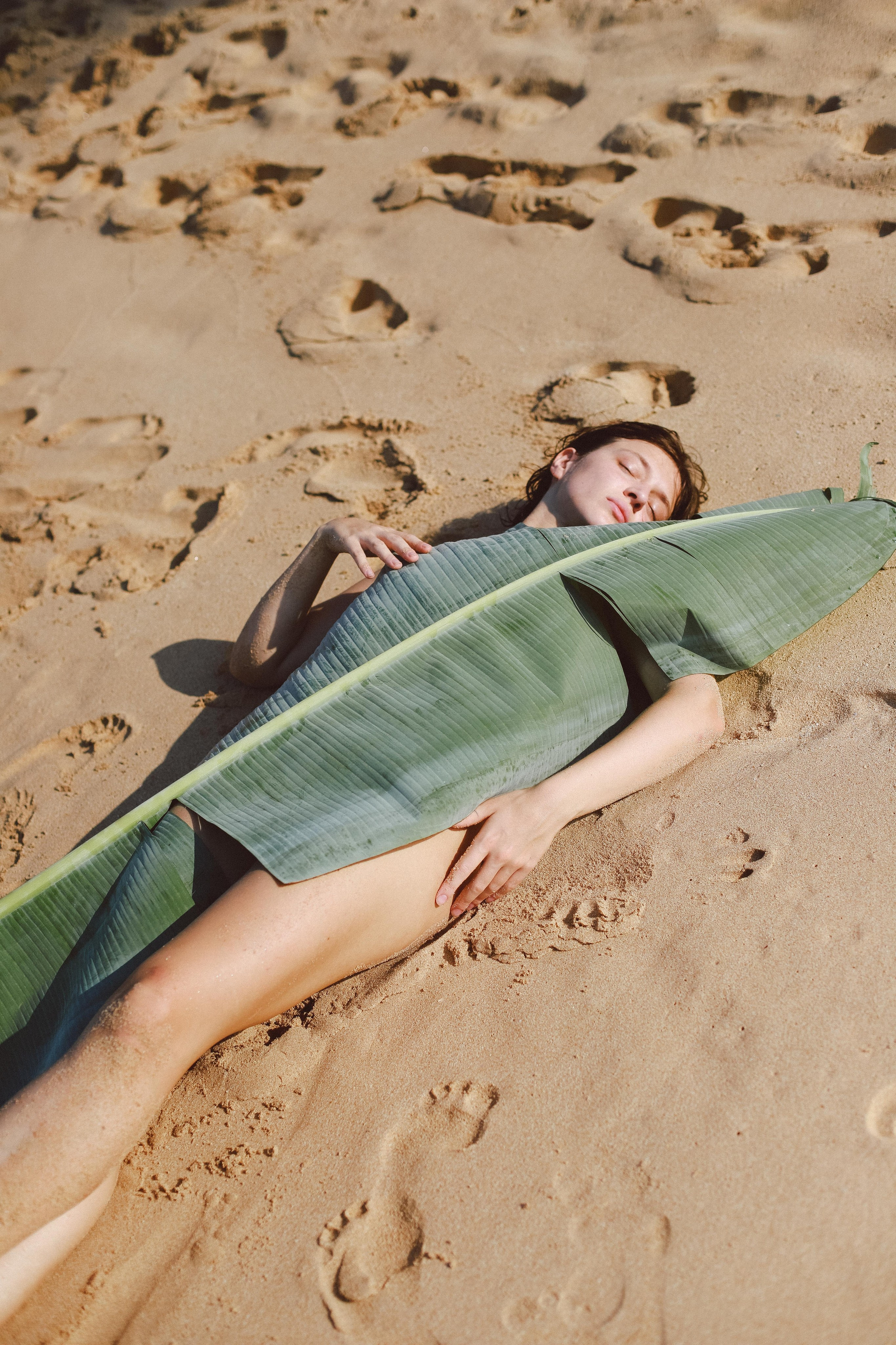 Арт-портрет в стиле 35 мм: девушка в красном платье с банановым листом в натуральном бассейне | Вера Казанцева — фотограф Шри-Ланка. Фотограф на Шри-Ланке