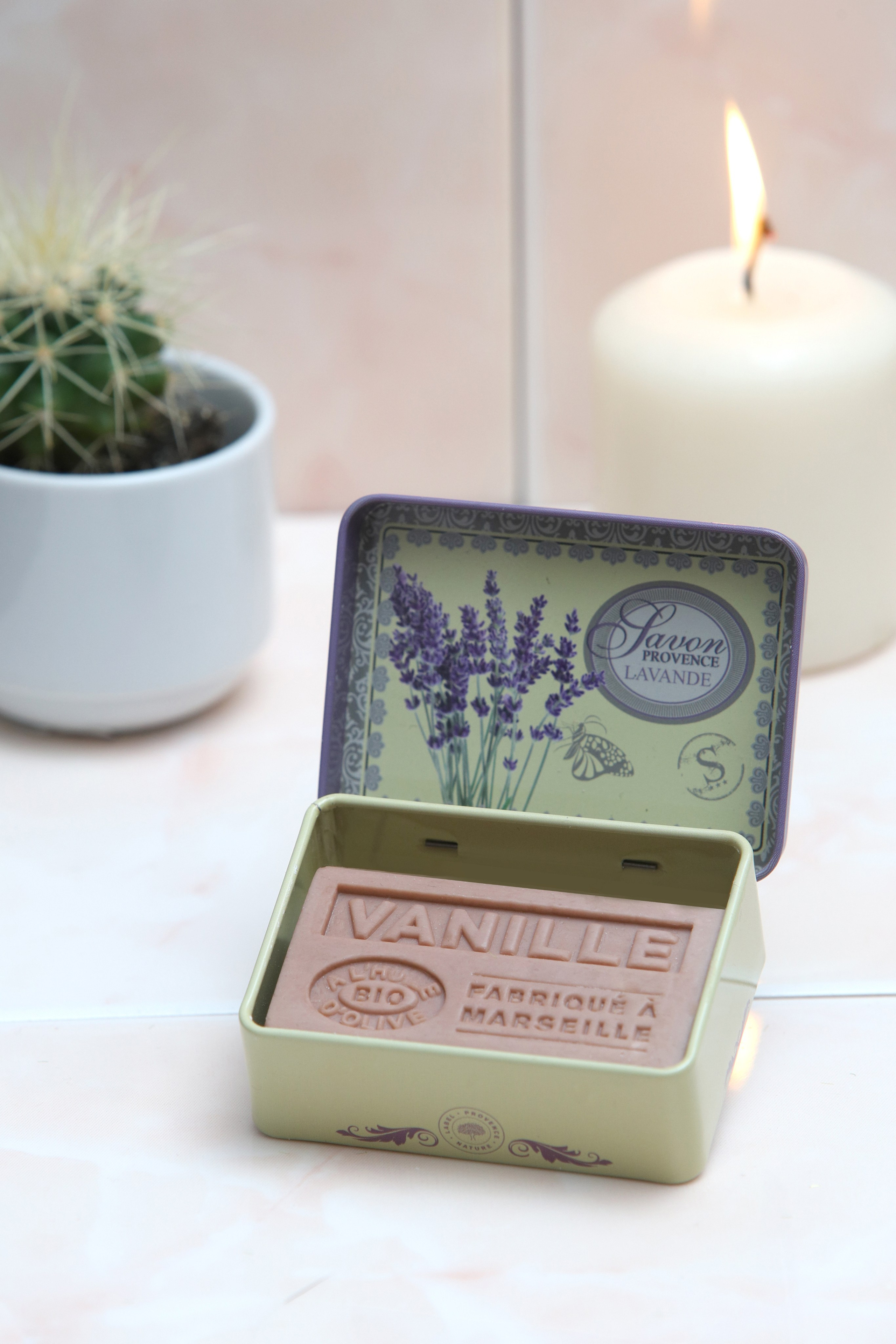 Каталожное фото мыла с лавандой в жёлтой коробке — предметная съёмка.