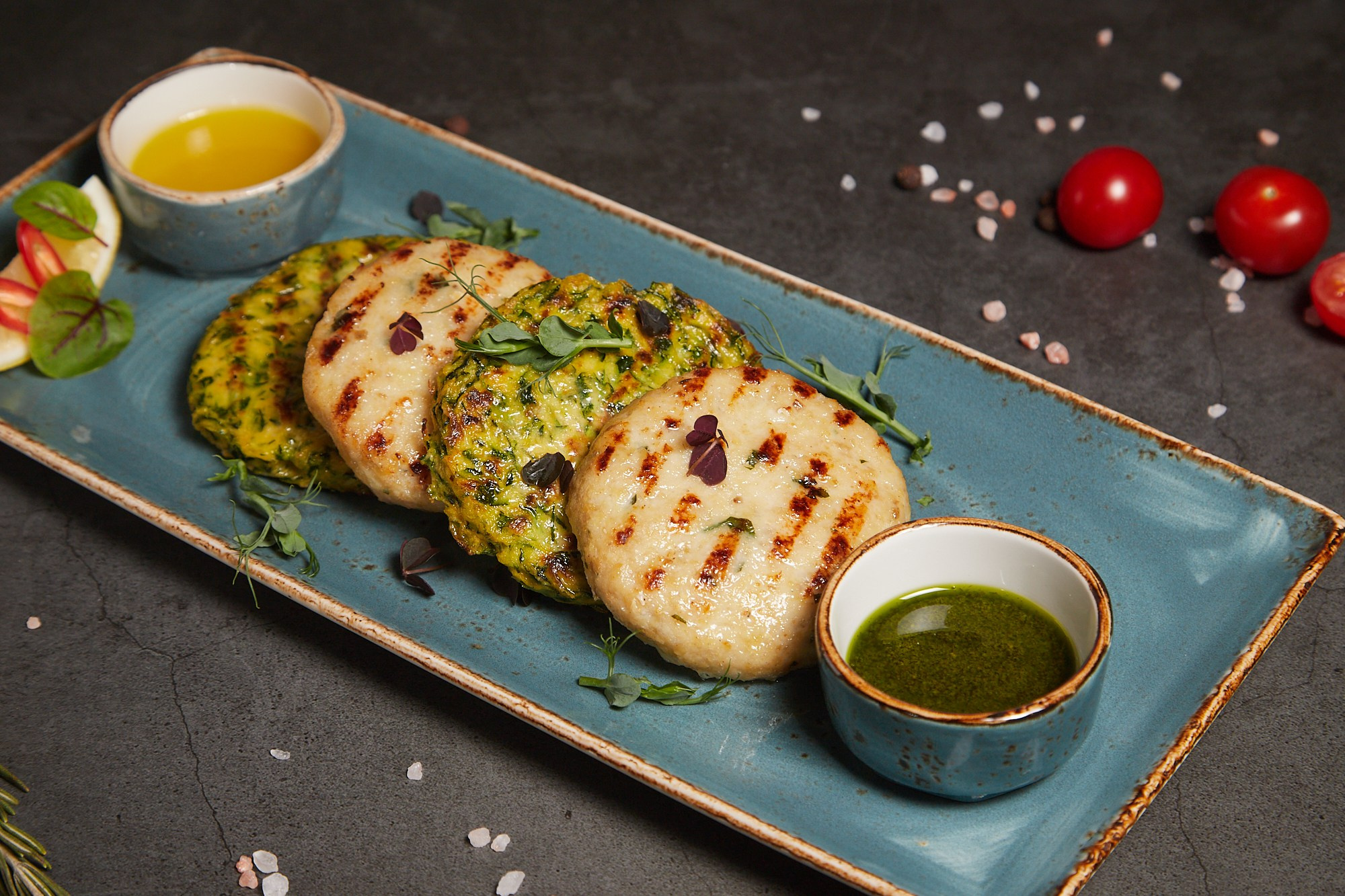 Фуд-фотография салата с куриными котлетками в голубой тарелке.