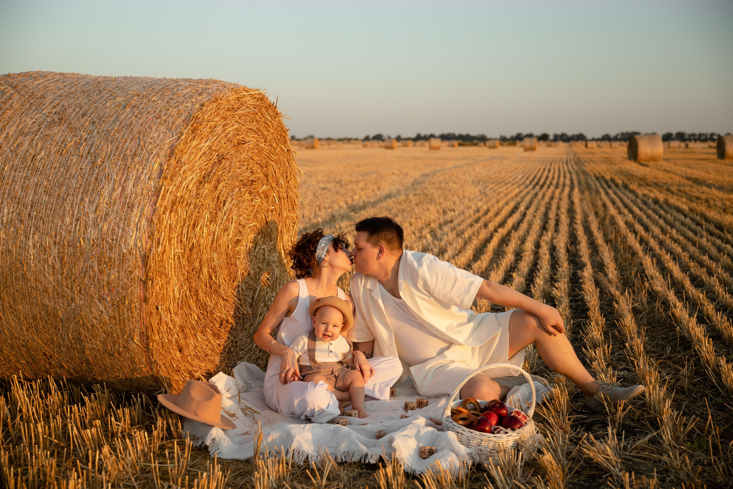 Поле. Лето. Тёплый ветерок. Семейный и свадебный фотограф в Краснодаре. Кристина Ендальцева