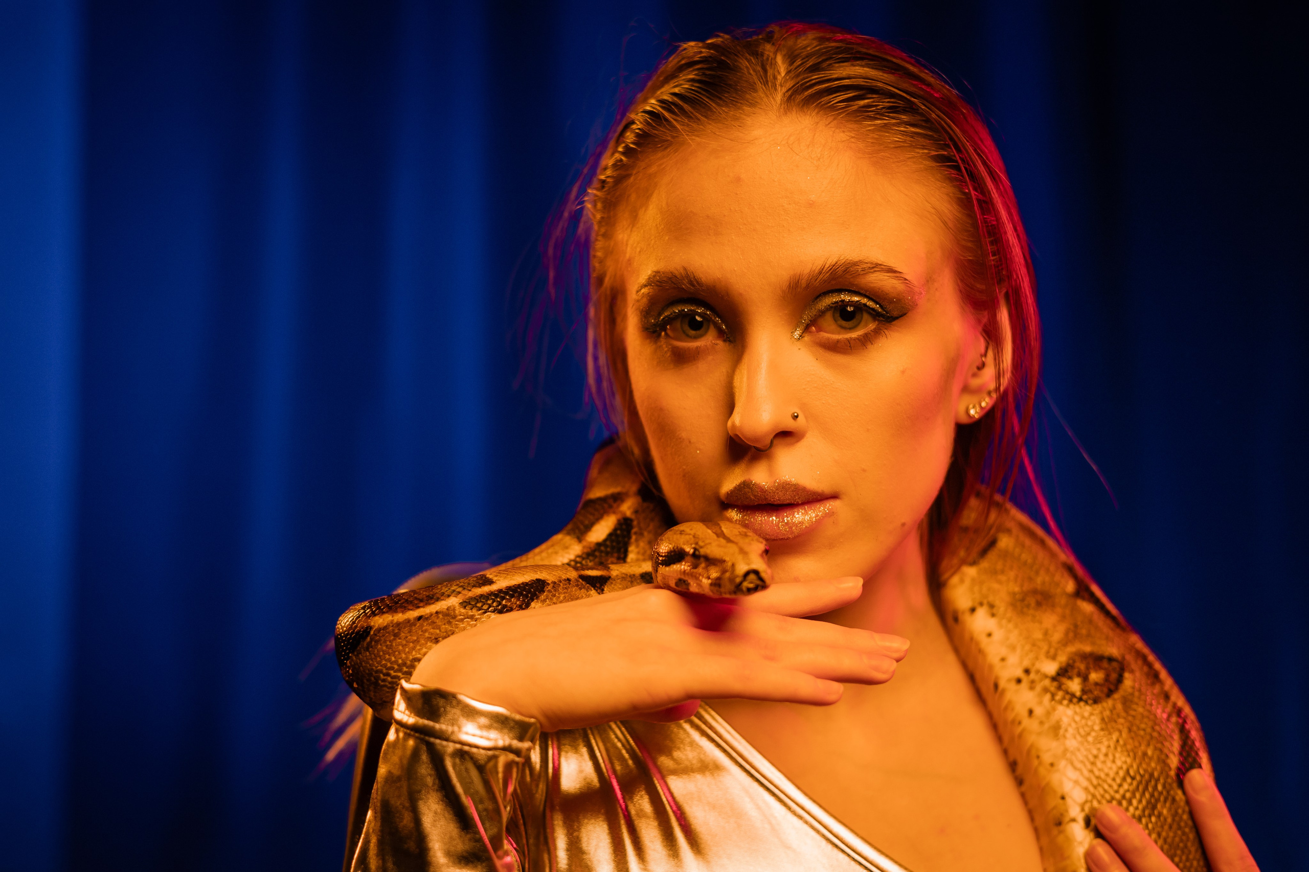 Марго. Фососессия в студии со змеей. Портретный фотограф Панферова Регина г. Санкт-Петербург, г. Казань