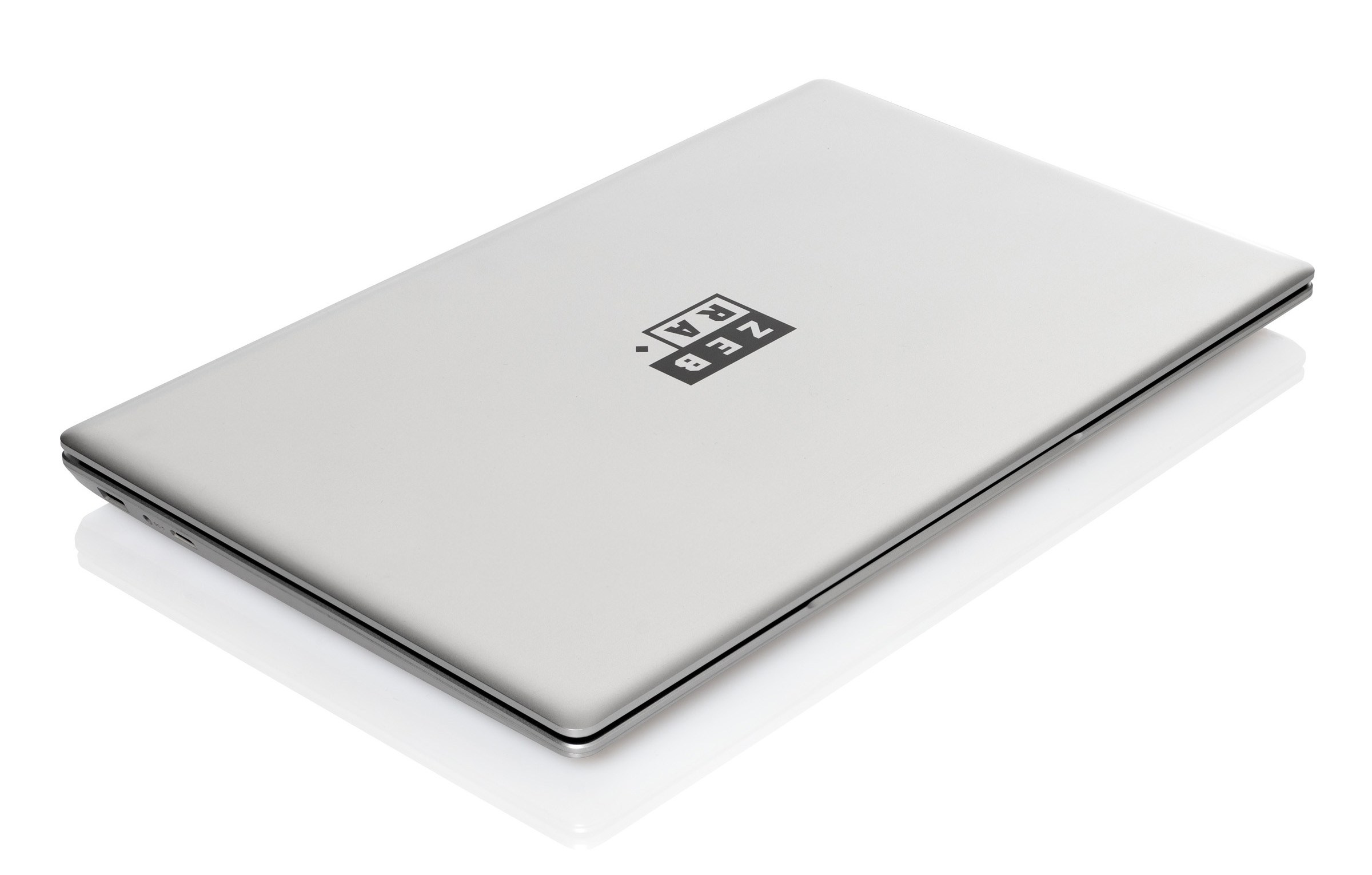 Вид сверху на закрытый ноутбук | Фото для онлайн-магазина