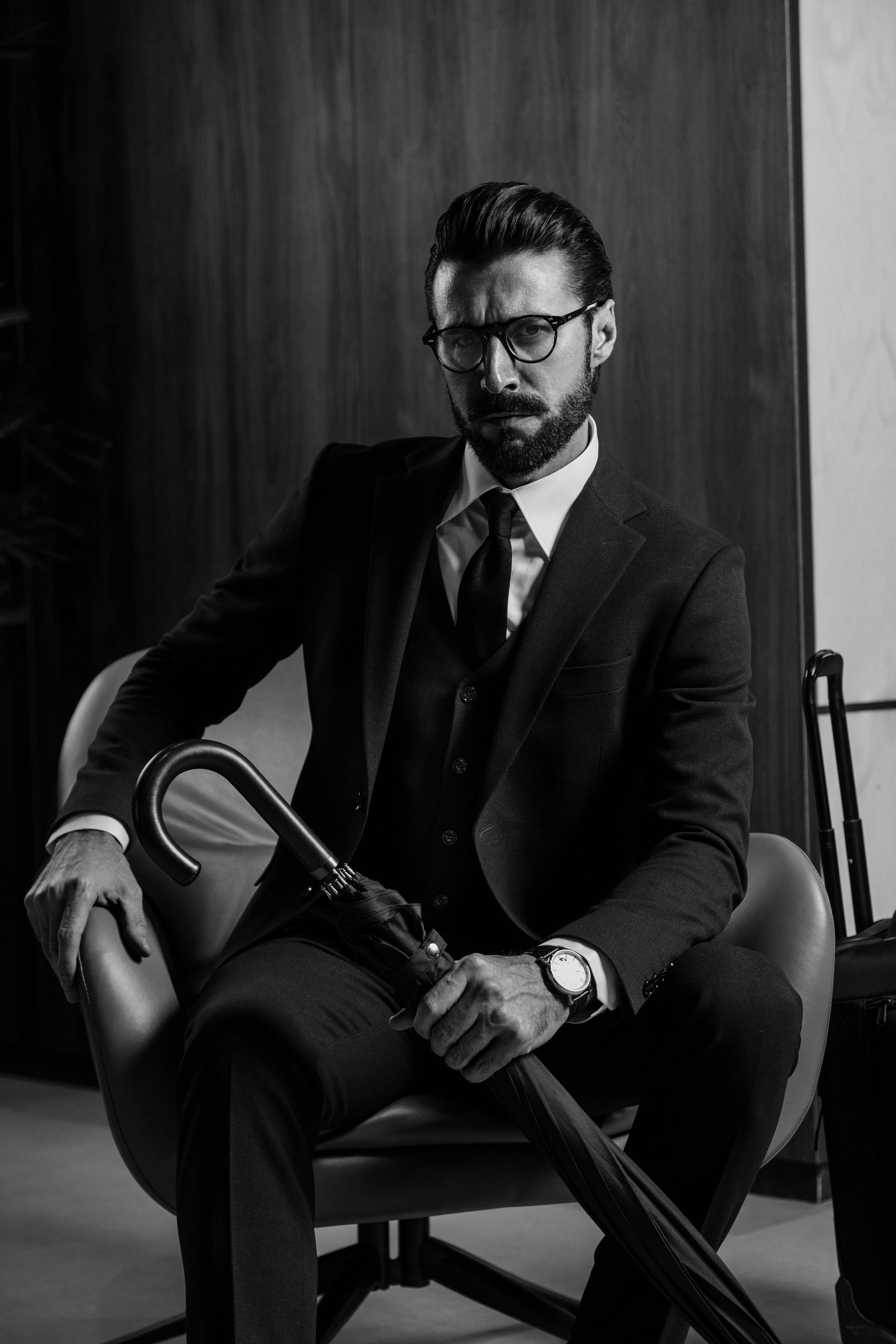 Черно белый портрет мужчины в интерьере