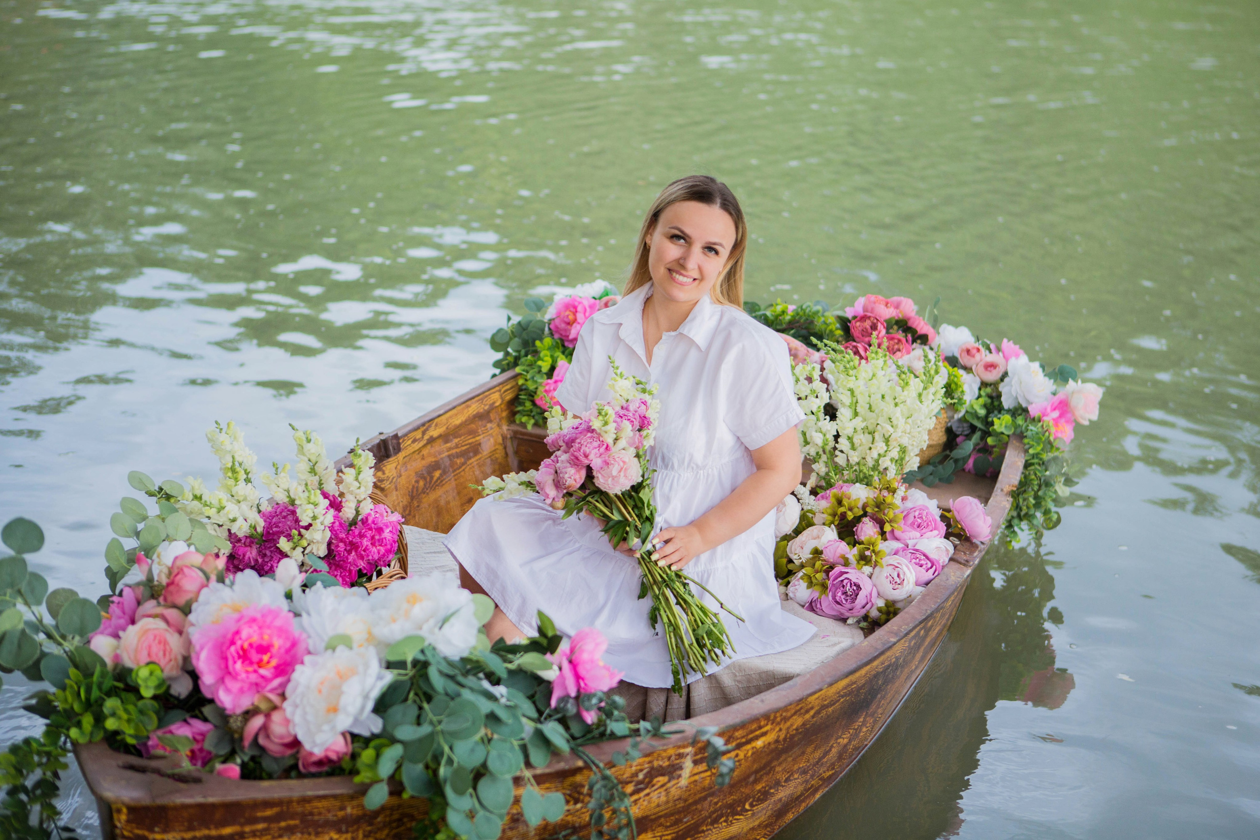 Лодка с пионами. Свадебный семейный и детский фотограф в Краснодаре Карина Федоровская