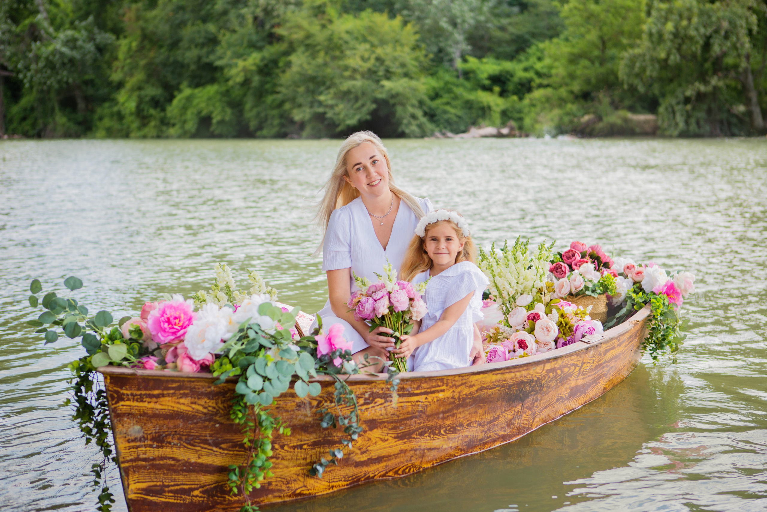 Лодка с пионами. Свадебный семейный и детский фотограф в Краснодаре Карина Федоровская