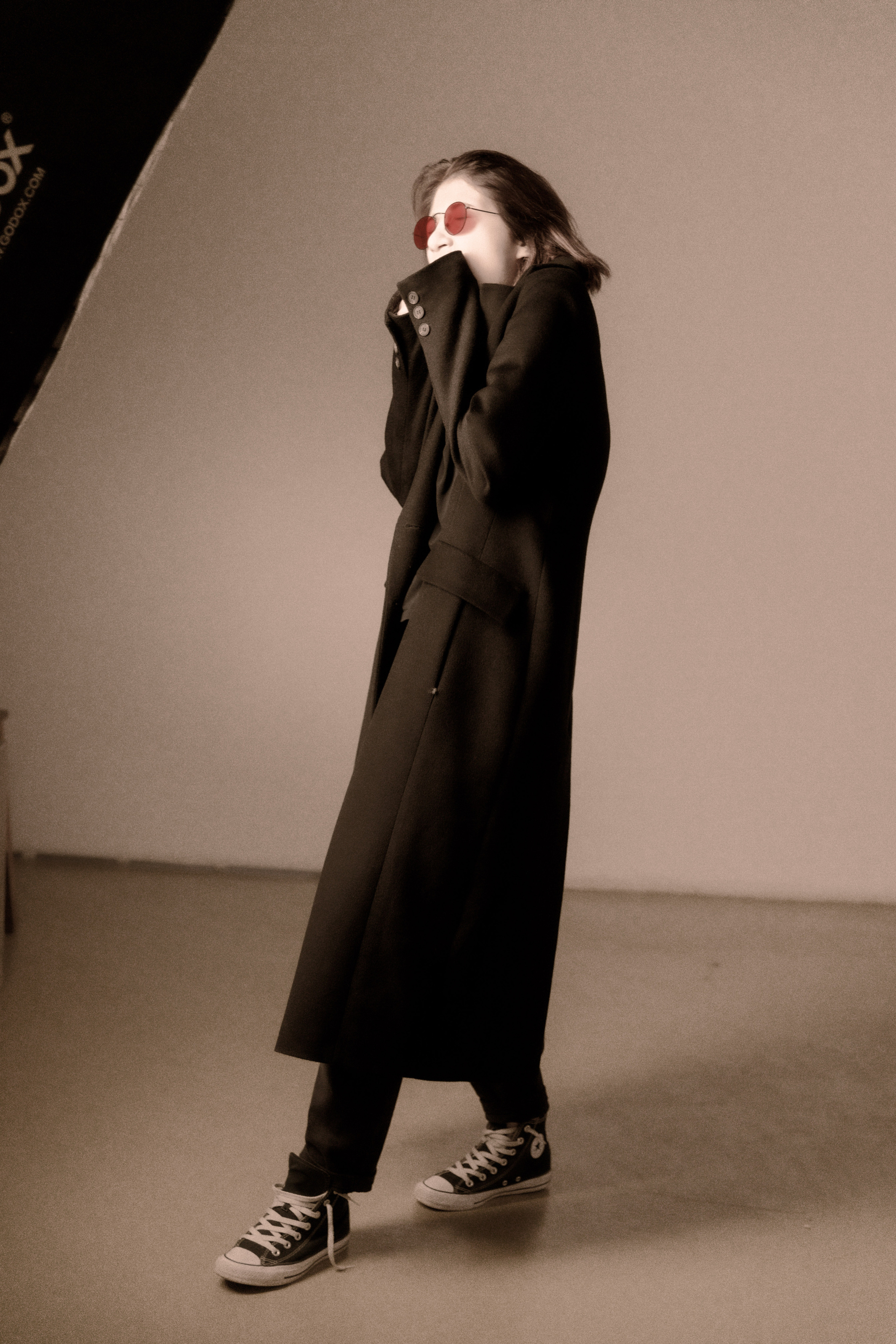 Фотосессия в студии девушка танцует в образе Джона Леннона